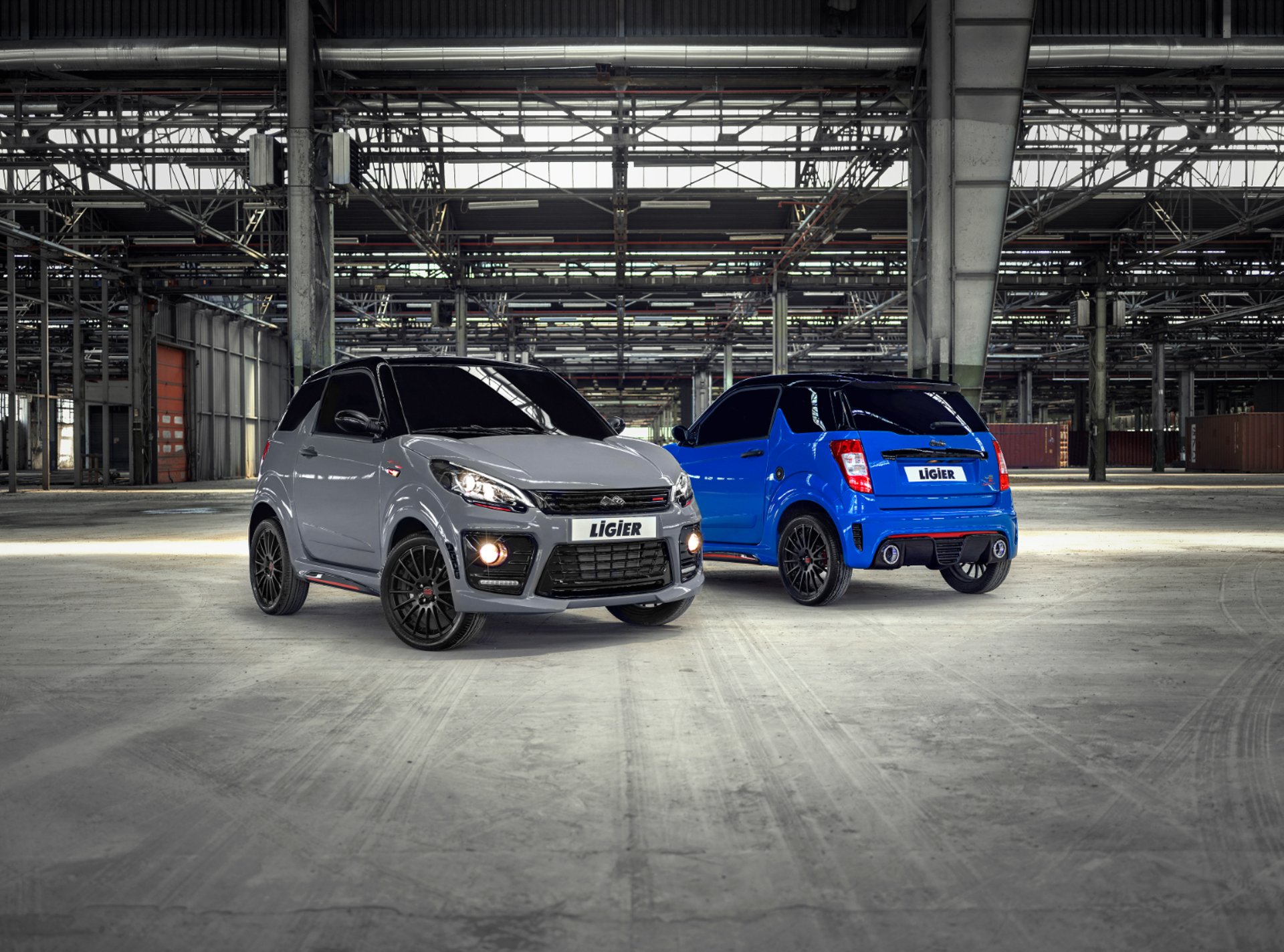 gray computer monitor