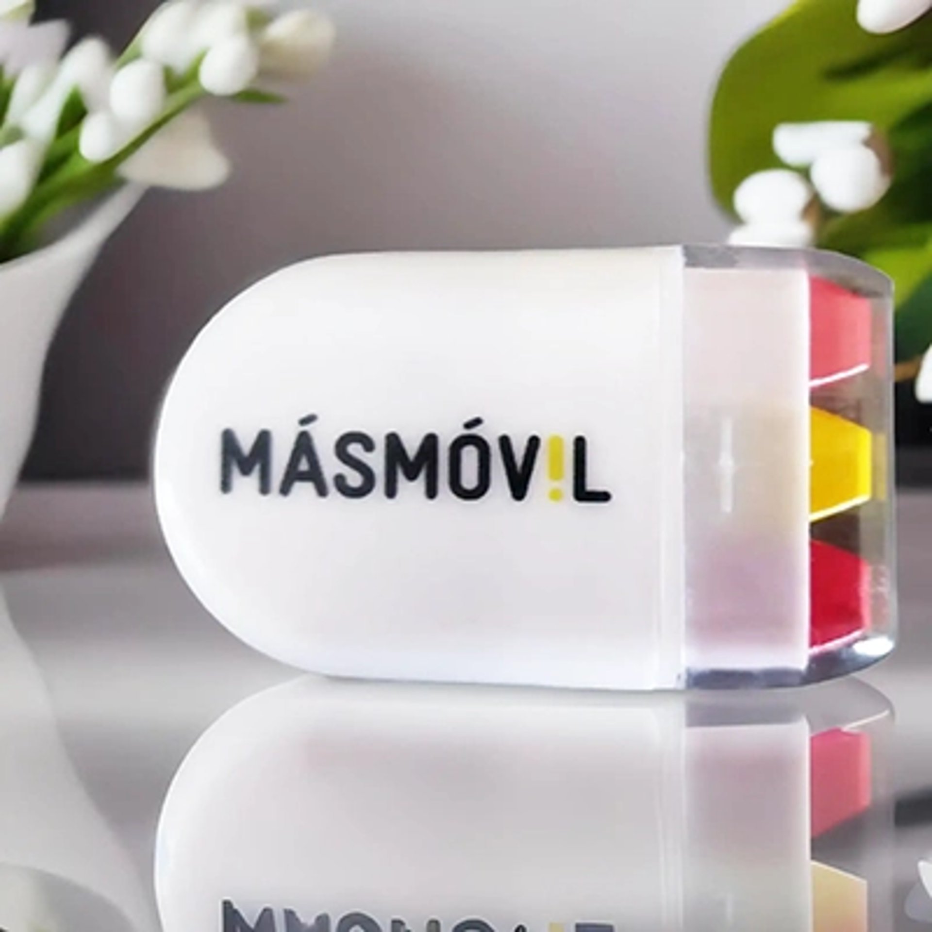 Marcador o subrayador triple blanco con logotipo de MásMóvil