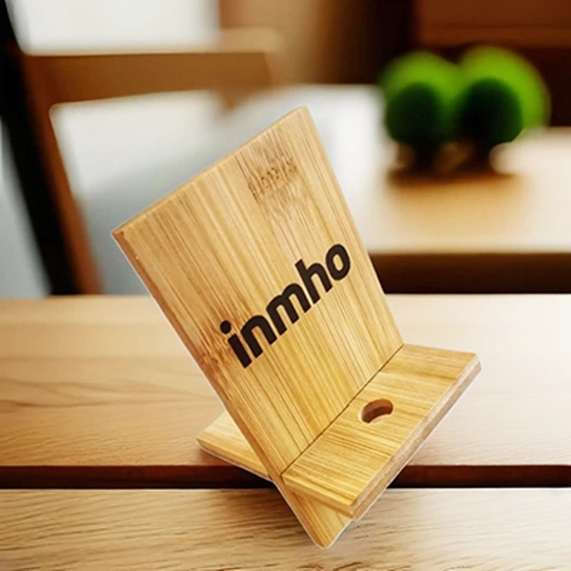 Soporte para móvil de bambú con logotipo de la empresa inmho