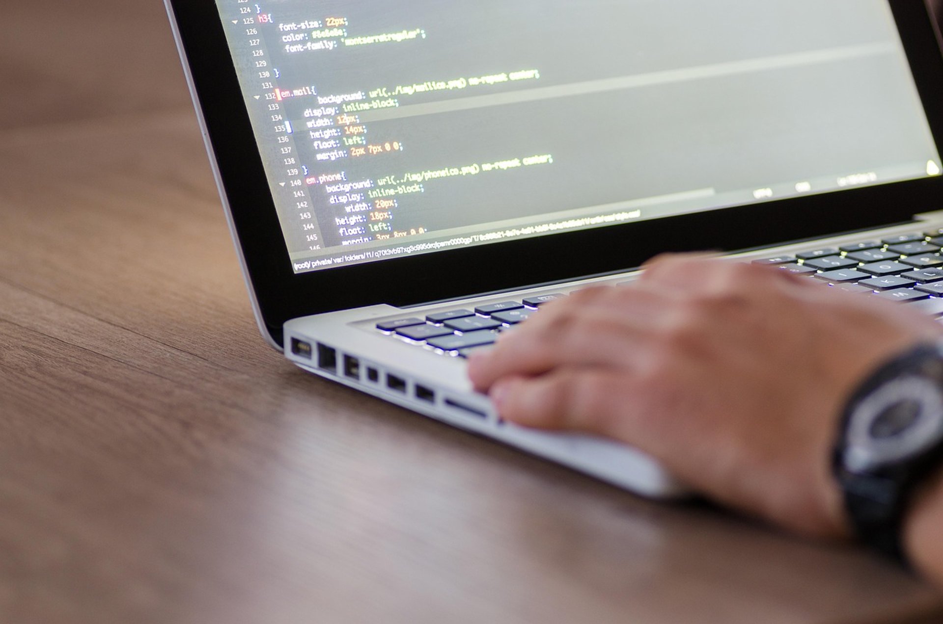 gray computer monitor