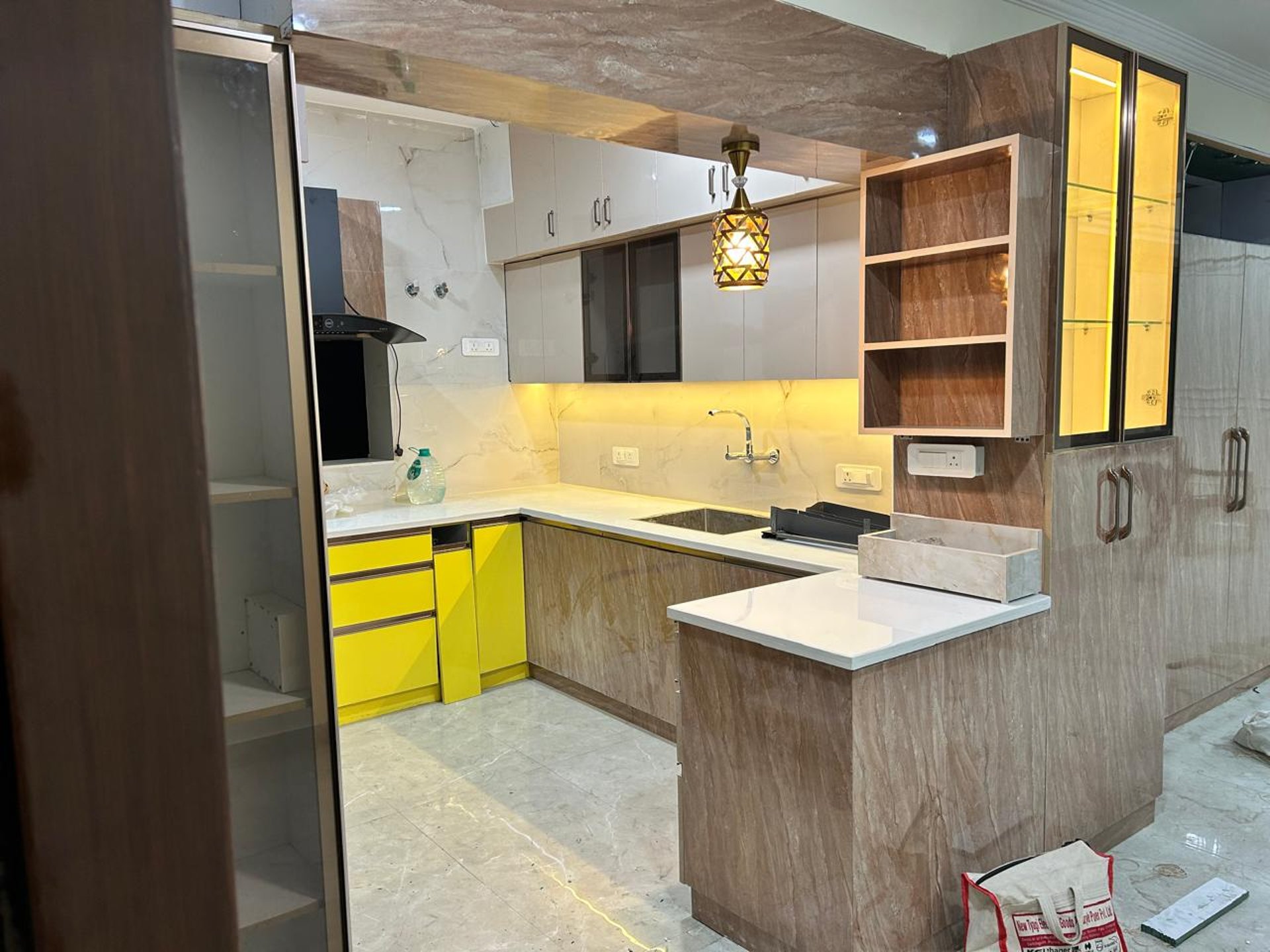 gray computer monitor