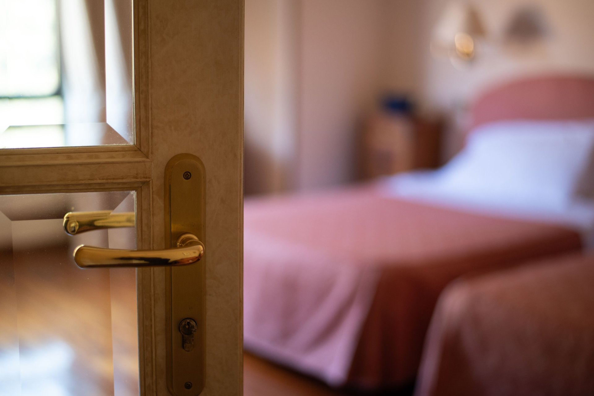 Vista camera doppia superior, due letti alla francese, porta a vetri