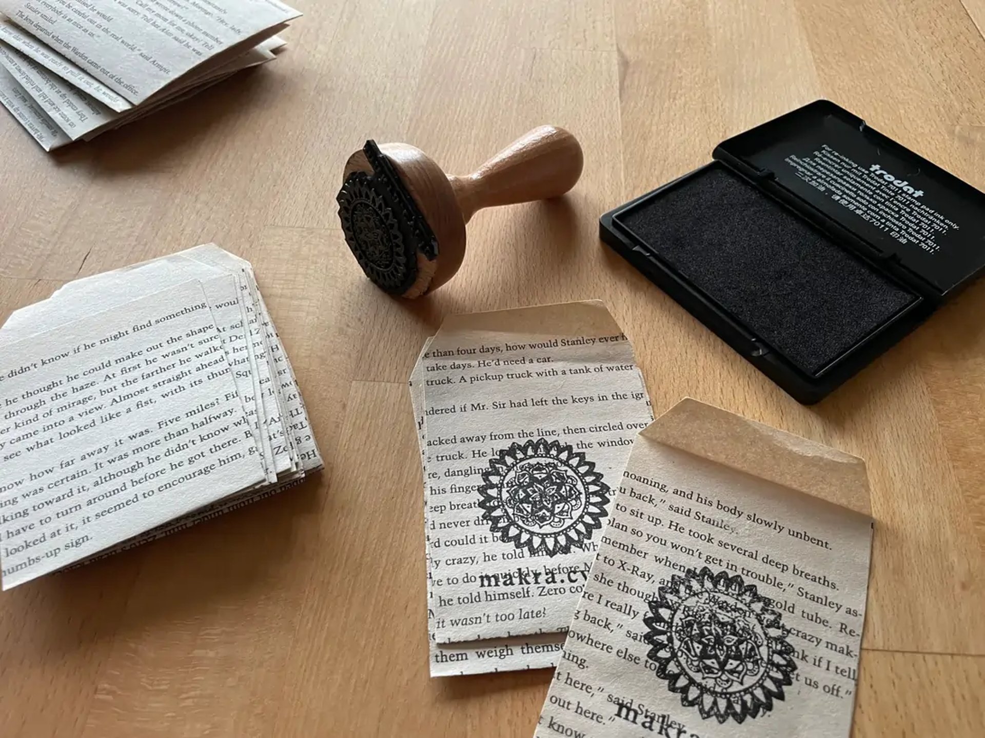 Handgestempelte Schmuckverpackungen aus alten BuchseitenHandgestempelte Schmuckverpackungen aus alten Buchseiten