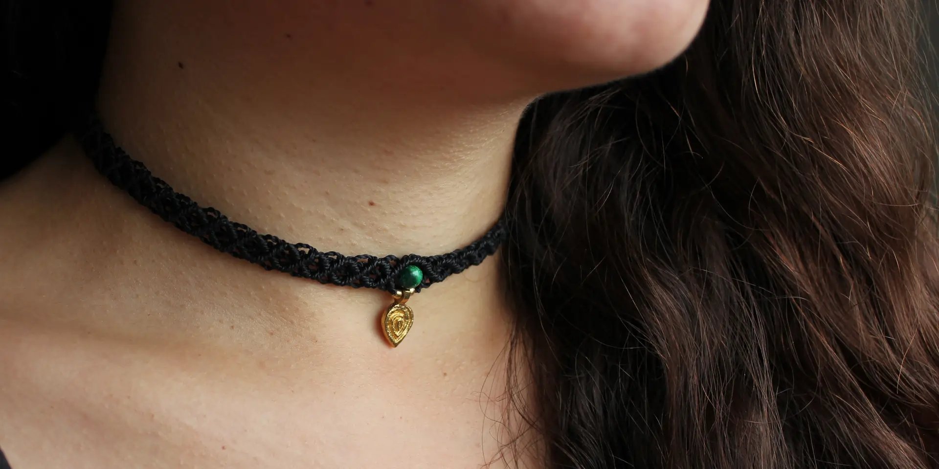 Schwarzer Makramee-Choker mit goldenem Anhänger und grüner Tigerauge Perle