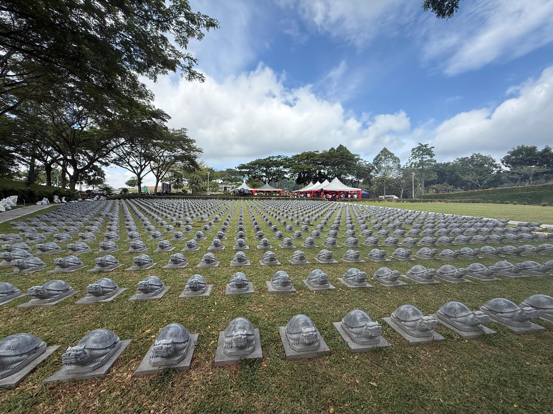 gray computer monitor