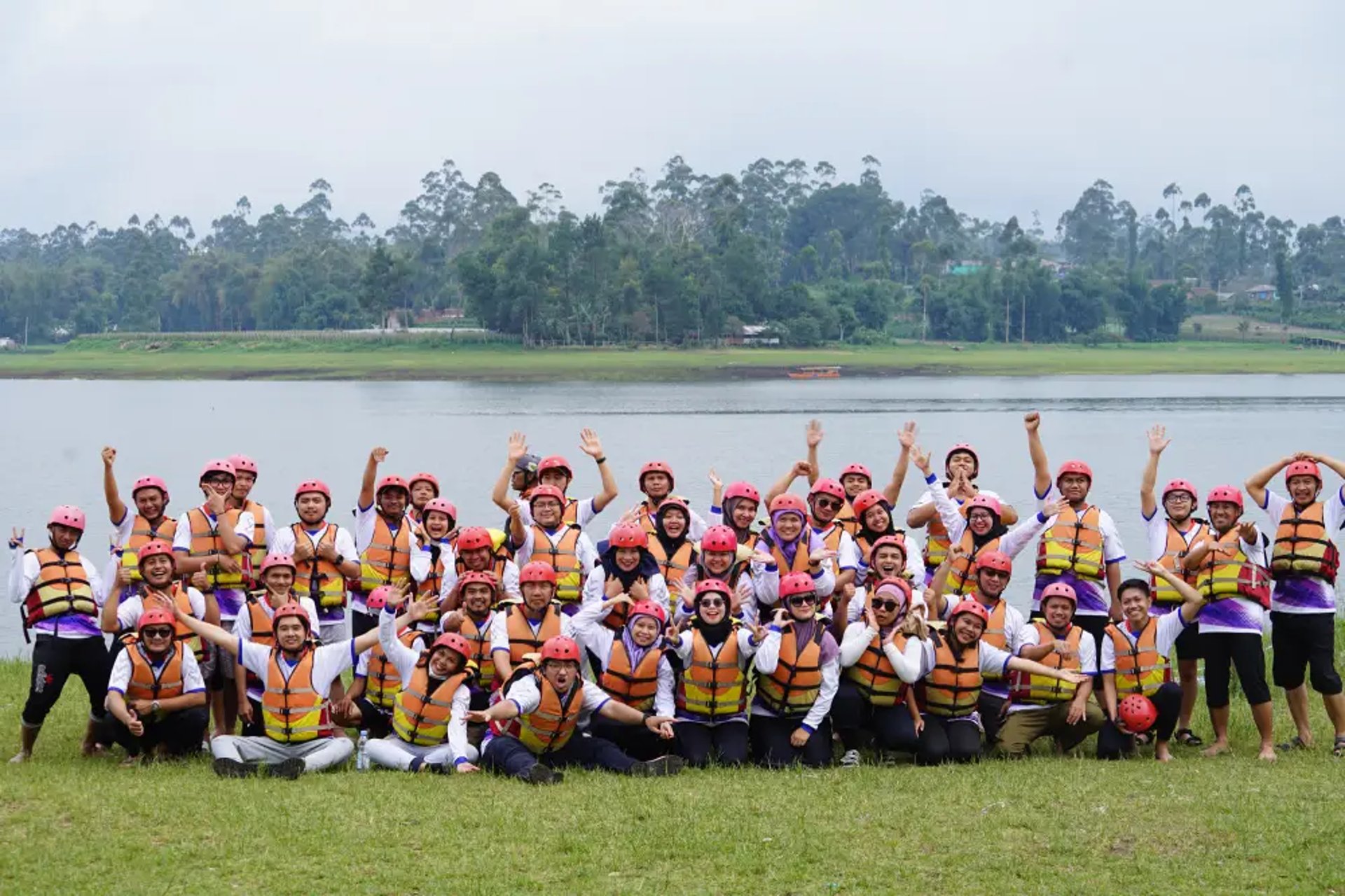 Rombongan peserta rafting Pangalengan bersama Fluir Adventure berfoto bersama di tepi Danau Situ Cileunca dengan mengenakan h