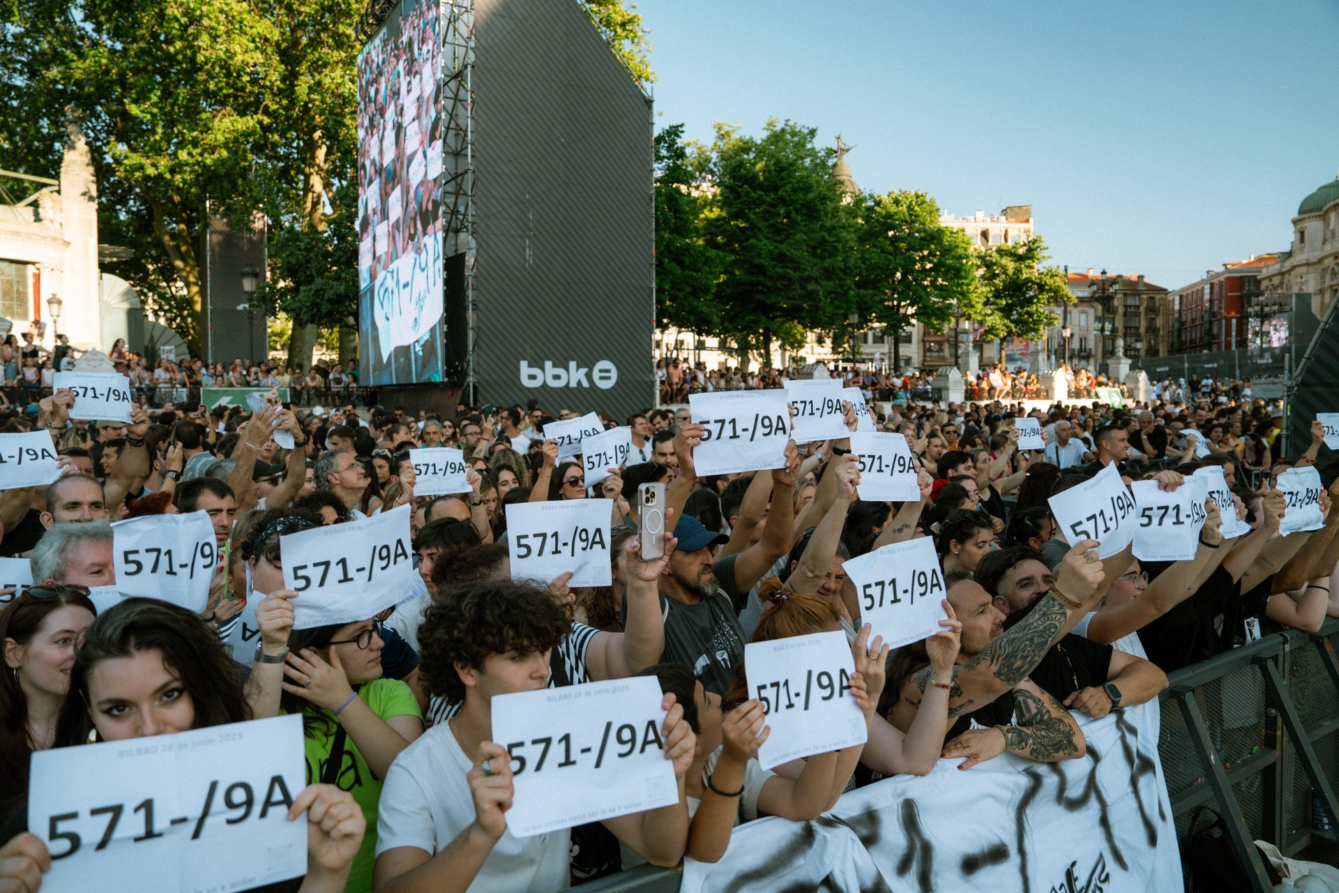 Veintiuno on stage performing for a large crowd at SONORAMA RIBERA. Live music festival