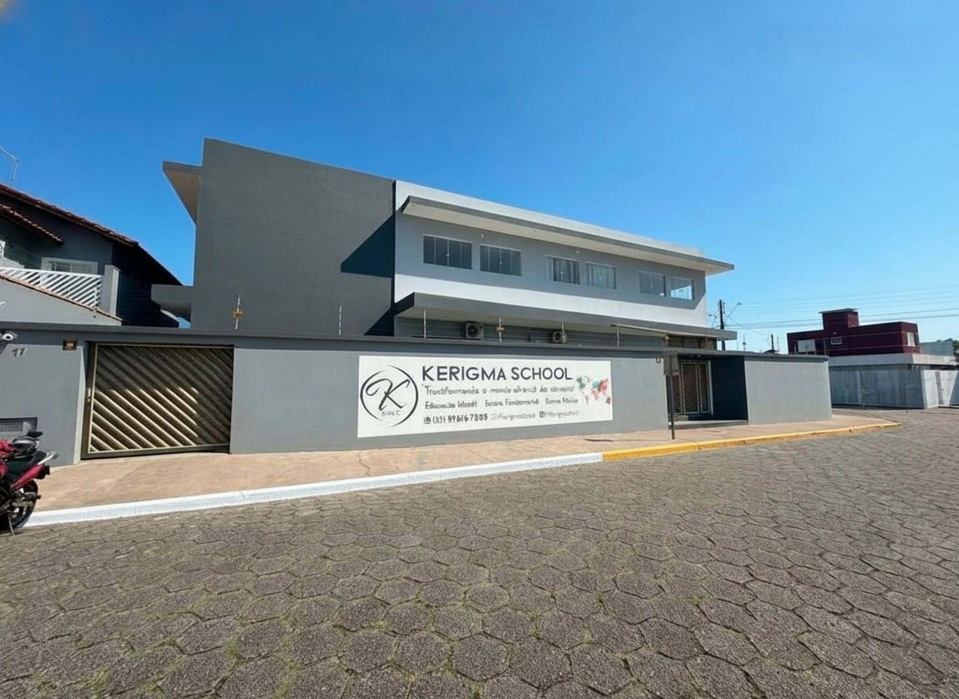 gray computer monitor