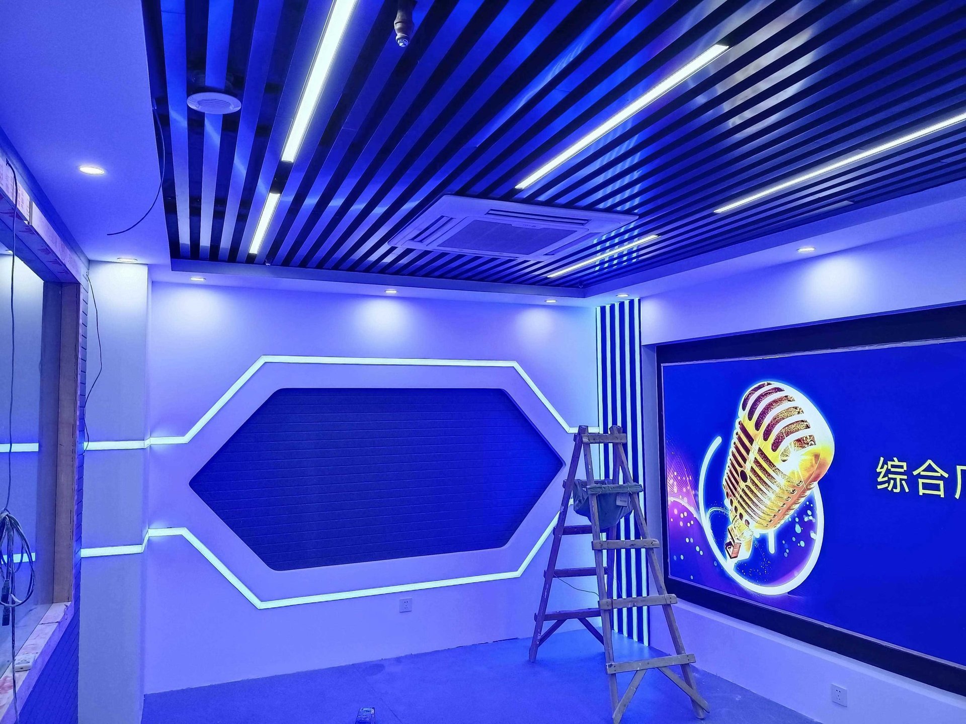 gray computer monitor