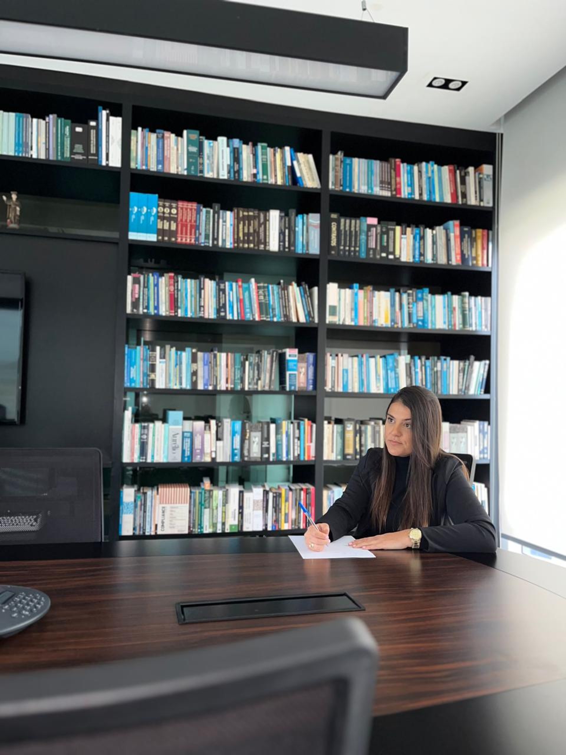 gray computer monitor