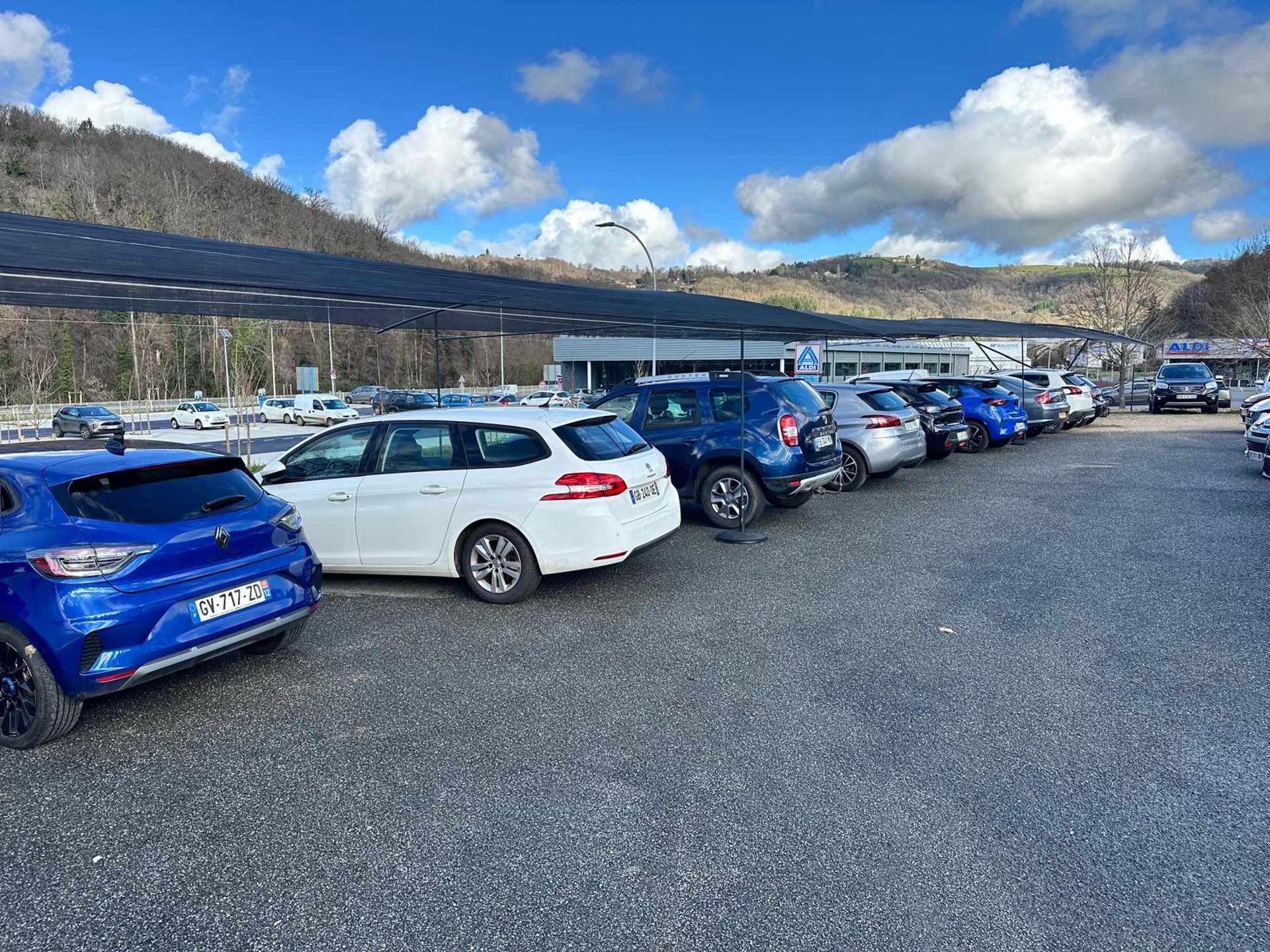 gray computer monitor