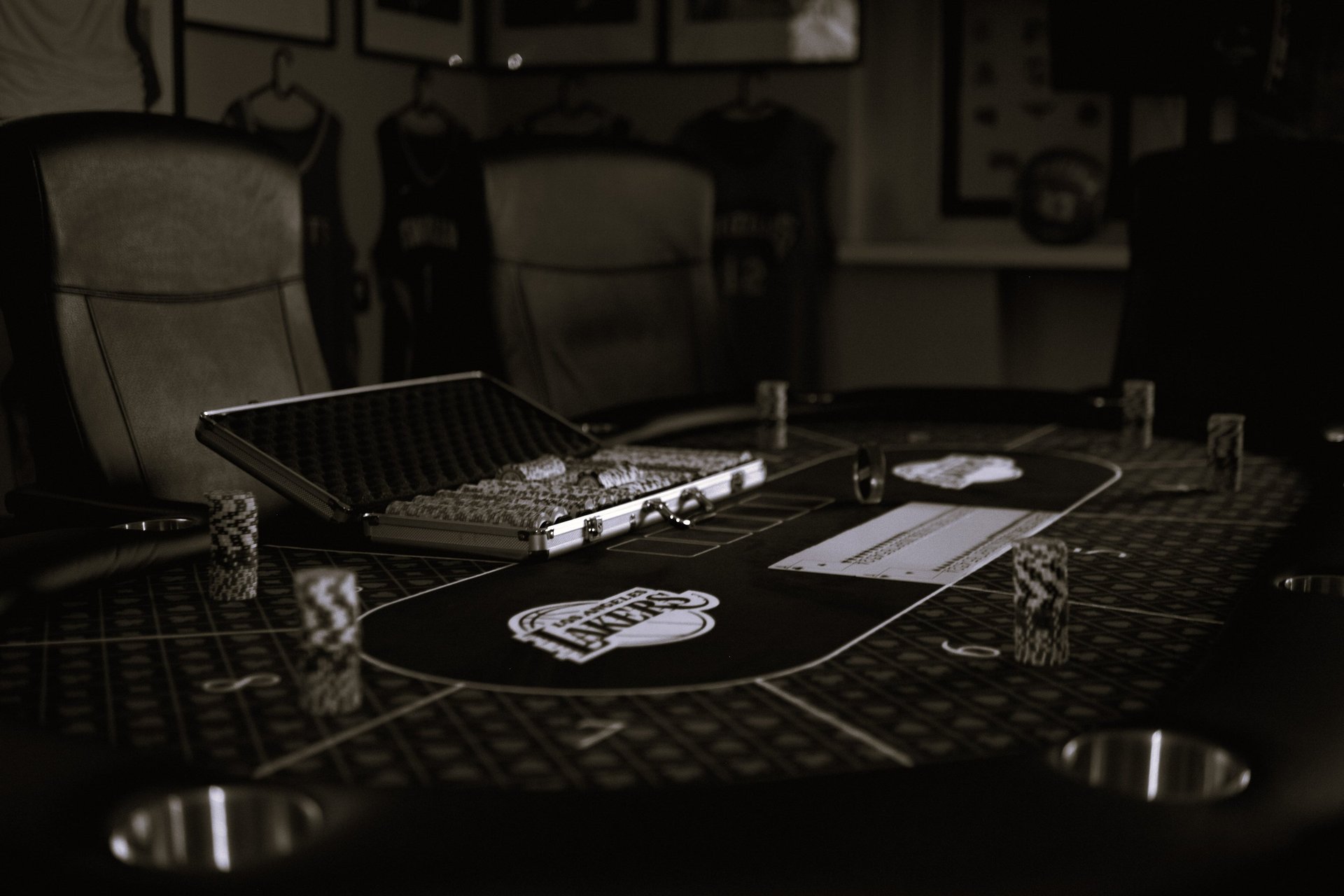 Sportinio pokerio turnyro scena Chill Room Vilnius – privatūs vakarai su profesionalia krupjė