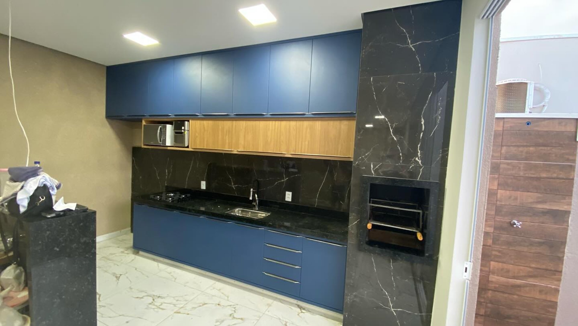 gray computer monitor