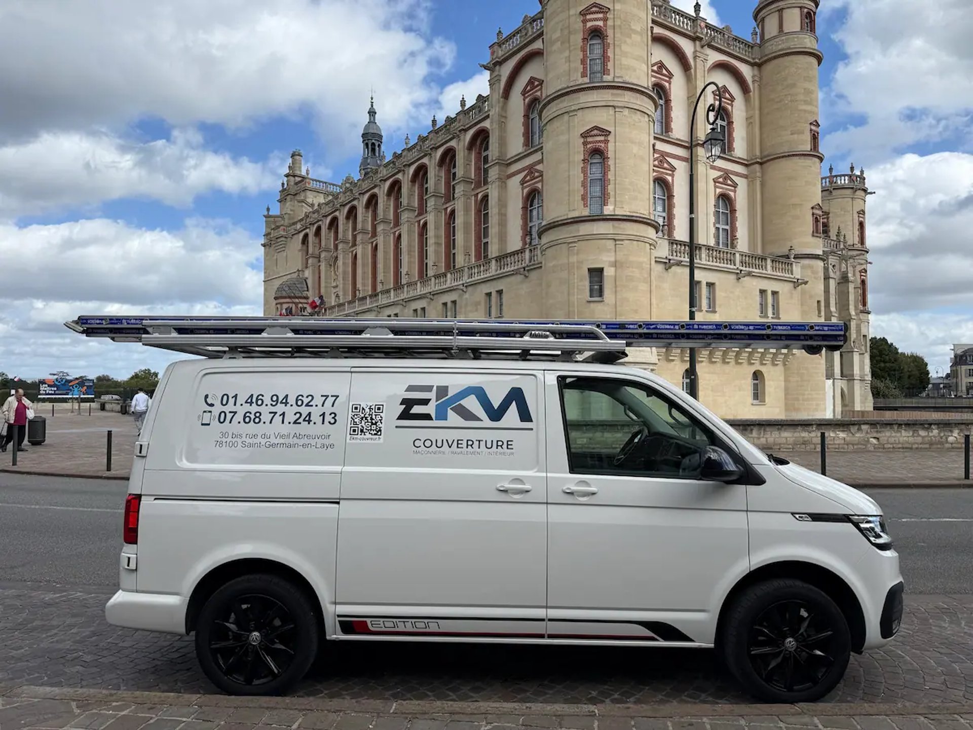 Camionnette EKM Couverture stationnée devant le Château de Saint-Germain-en-Laye — couvreur, charpente, zinguerie
