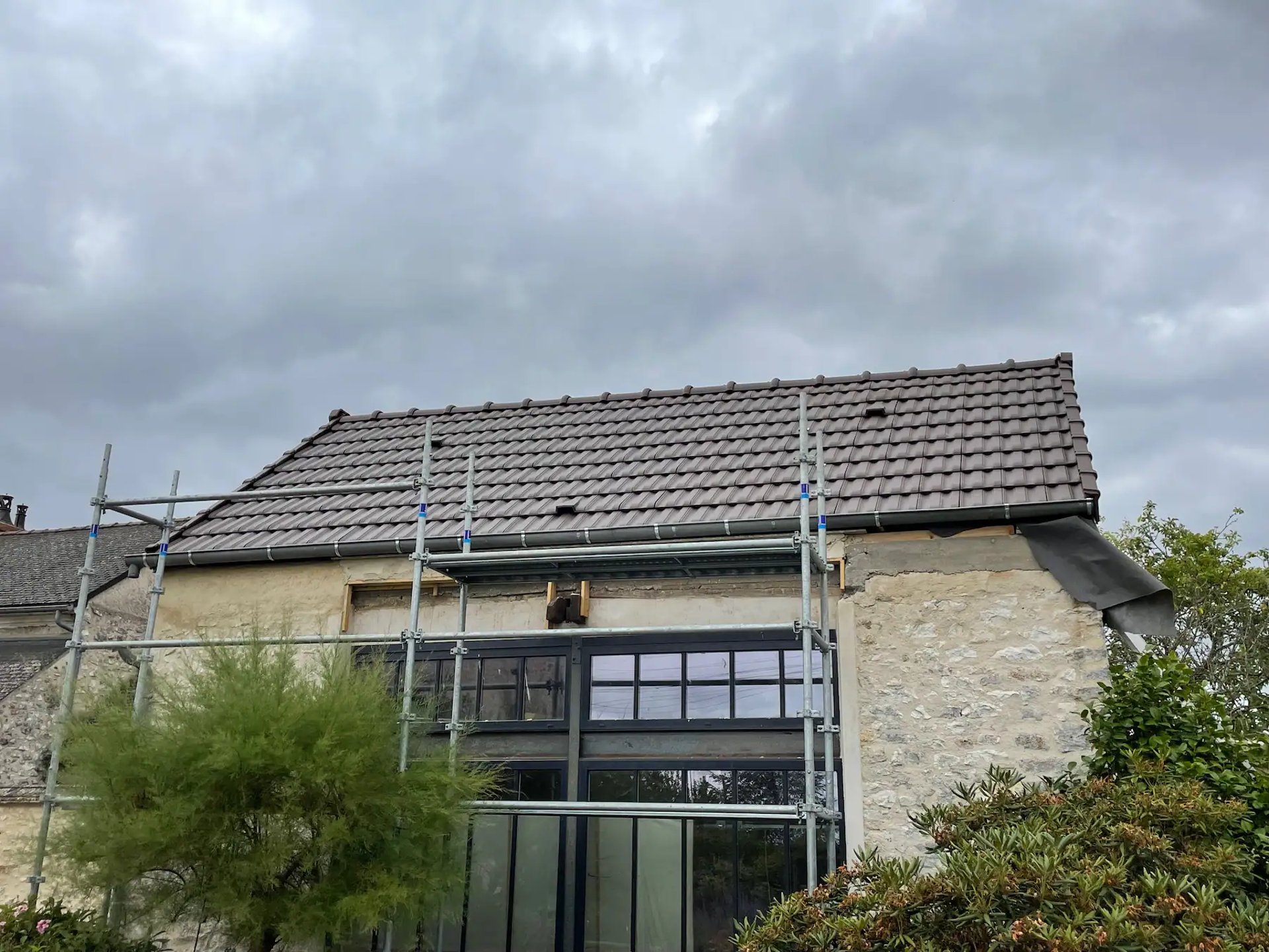 Toiture refaite en tuiles — finitions et rive zinc, échafaudage en place à Saint-Germain-en-Laye (78)