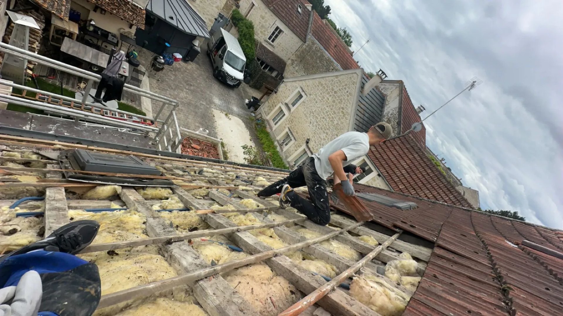 Rénovation de toiture à Saint-Germain-en-Laye (78) — dépose des tuiles et des liteaux avant pose neuve
