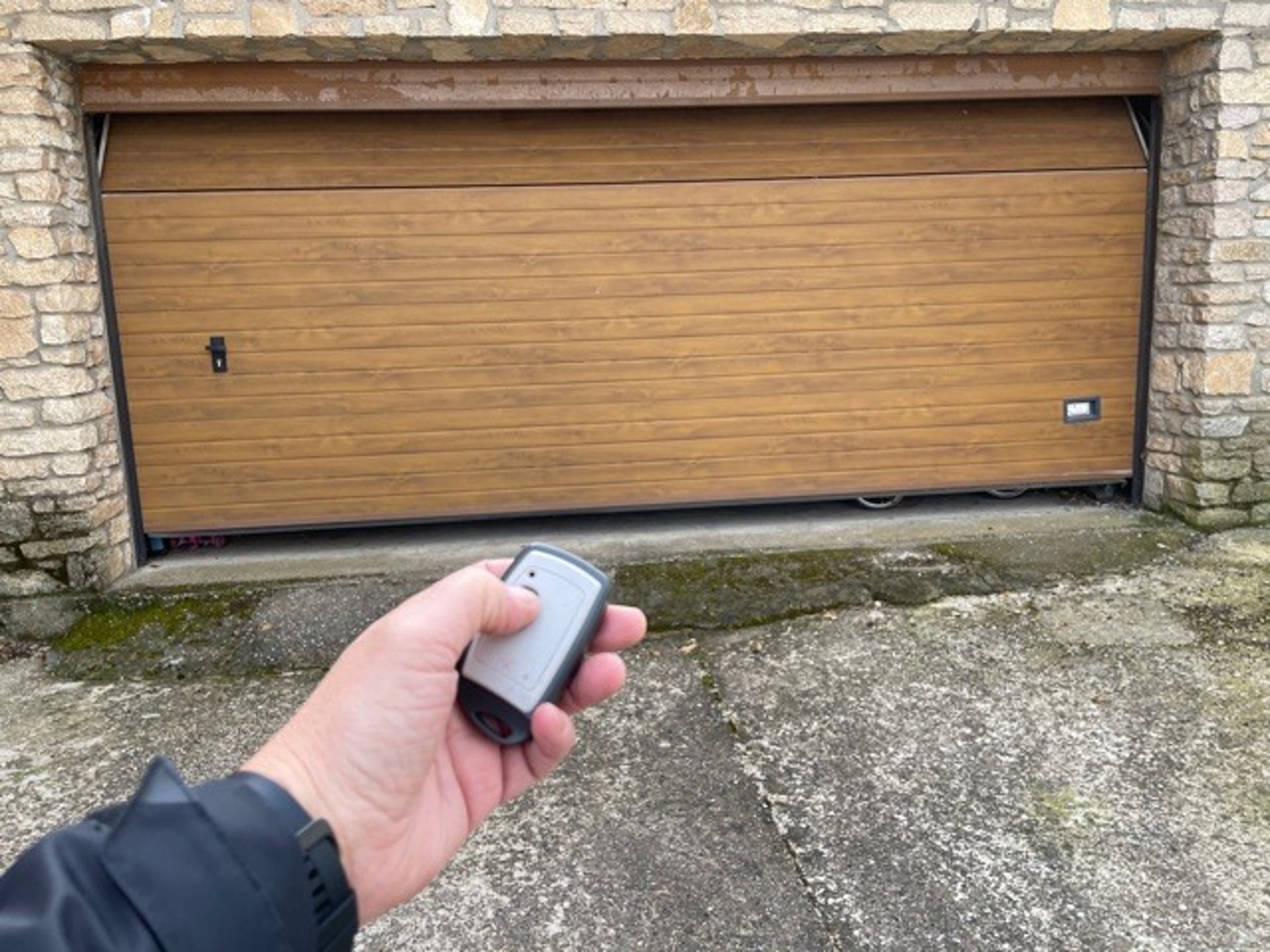 gray computer monitor