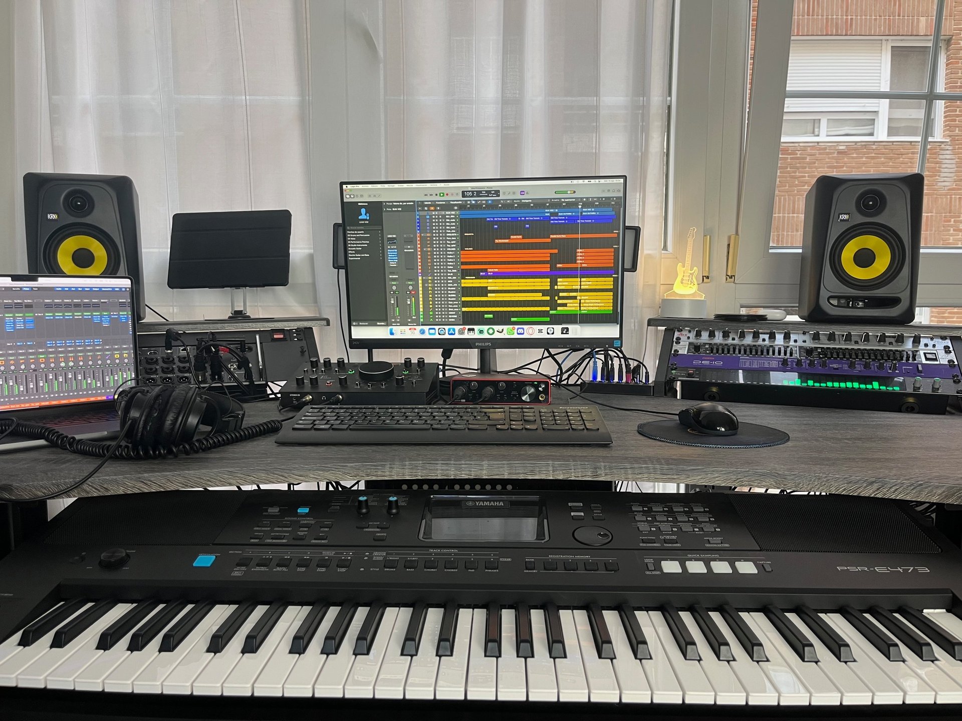 gray computer monitor