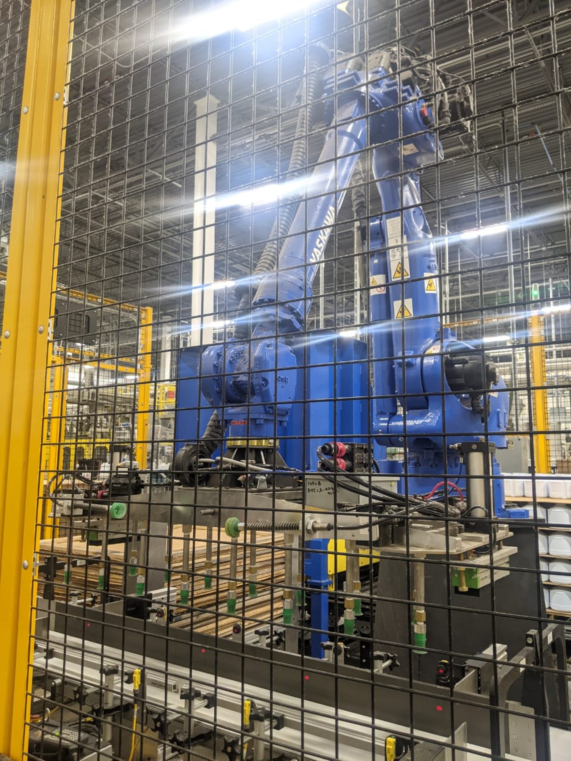 Guardas de seguridad en celda de paletizado de planta industrial