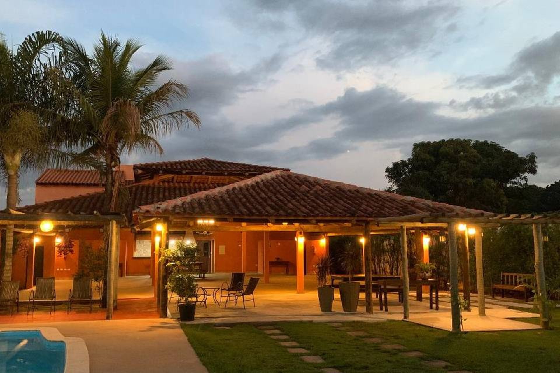 gray computer monitor