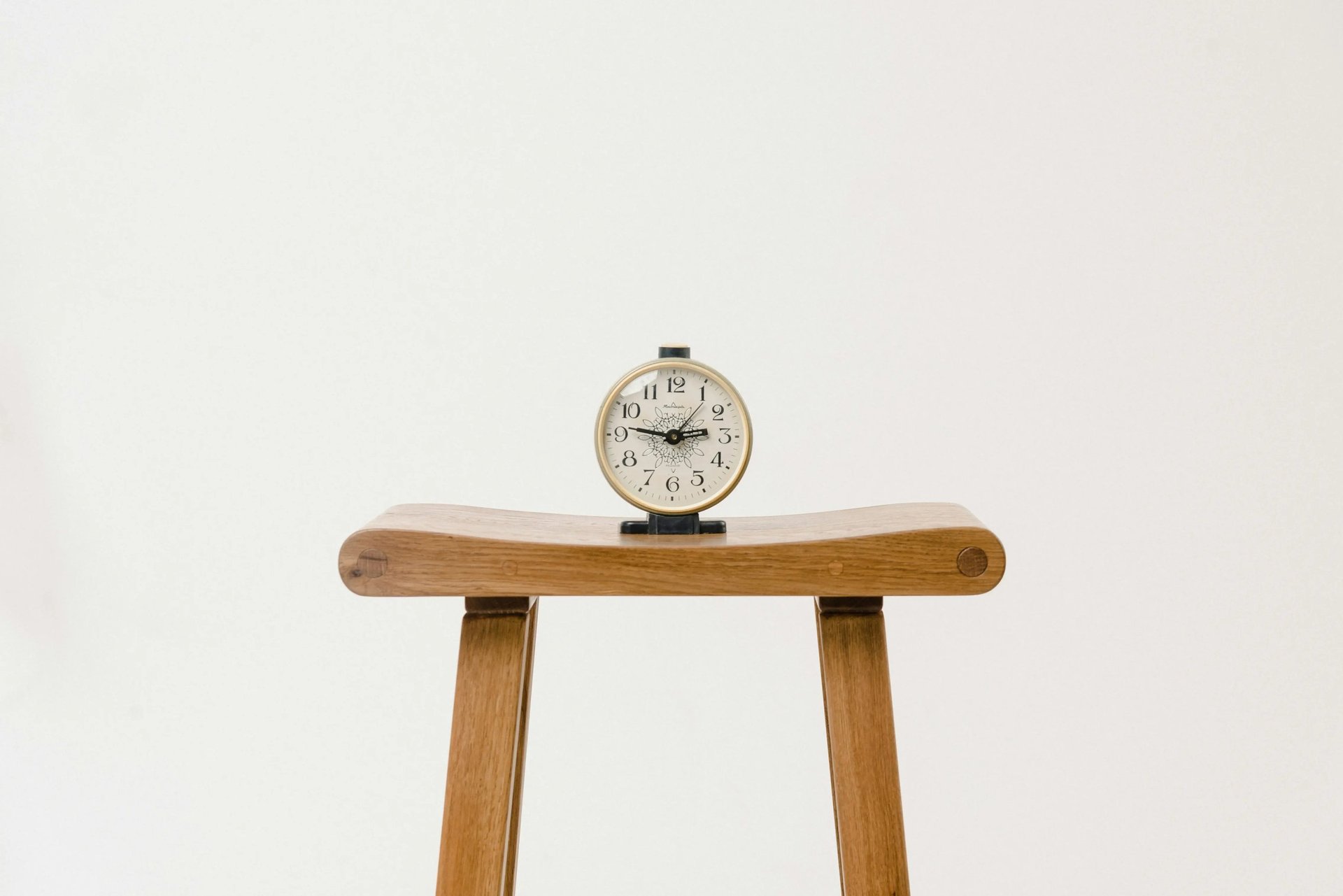 Une horloge sur un banc