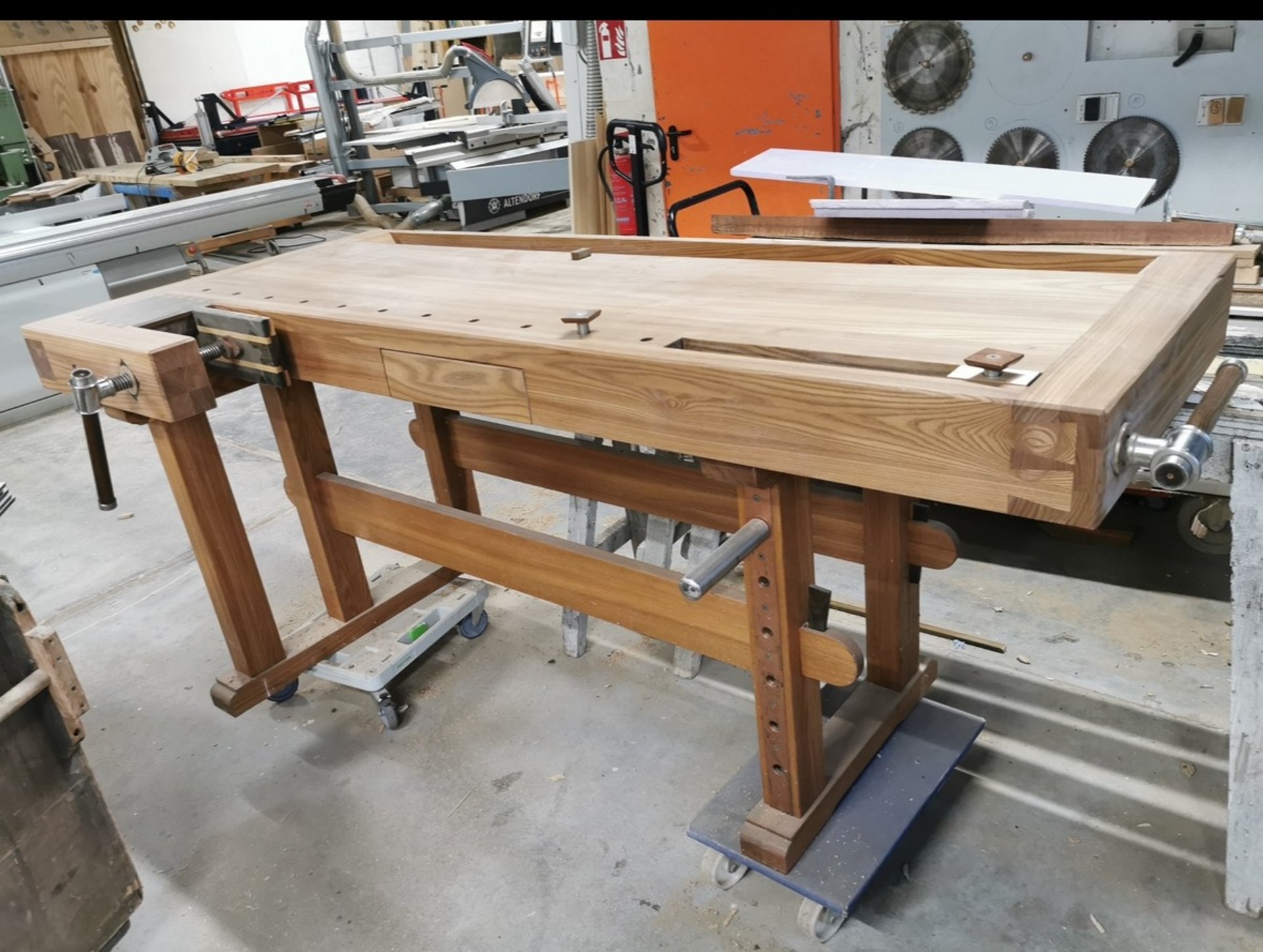 gray computer monitor