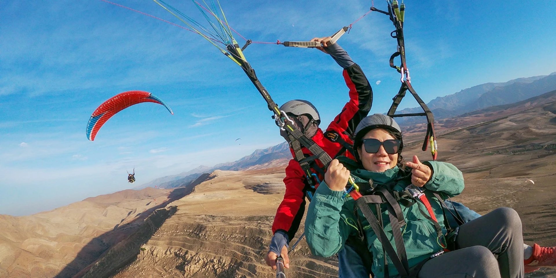 una foto de banner de un piloto volando con una mujer