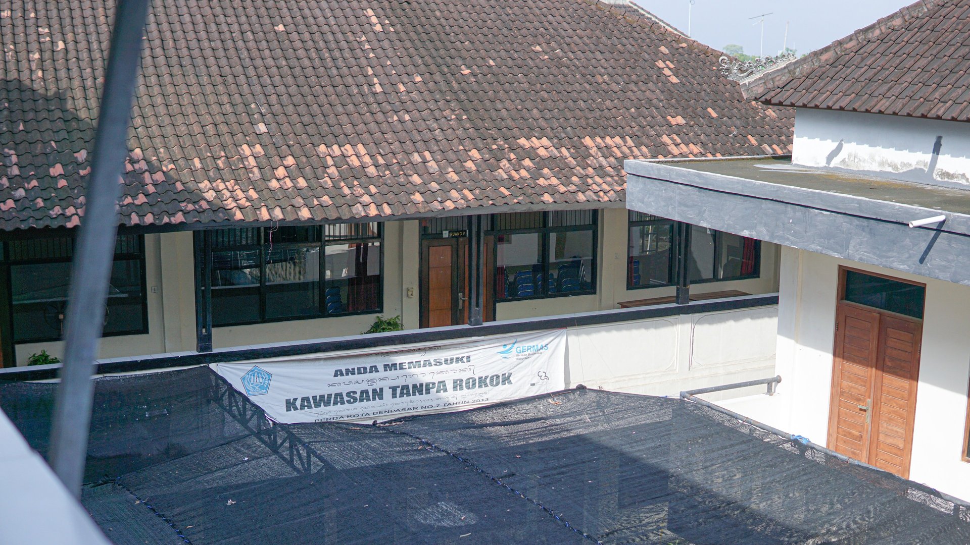 gray computer monitor