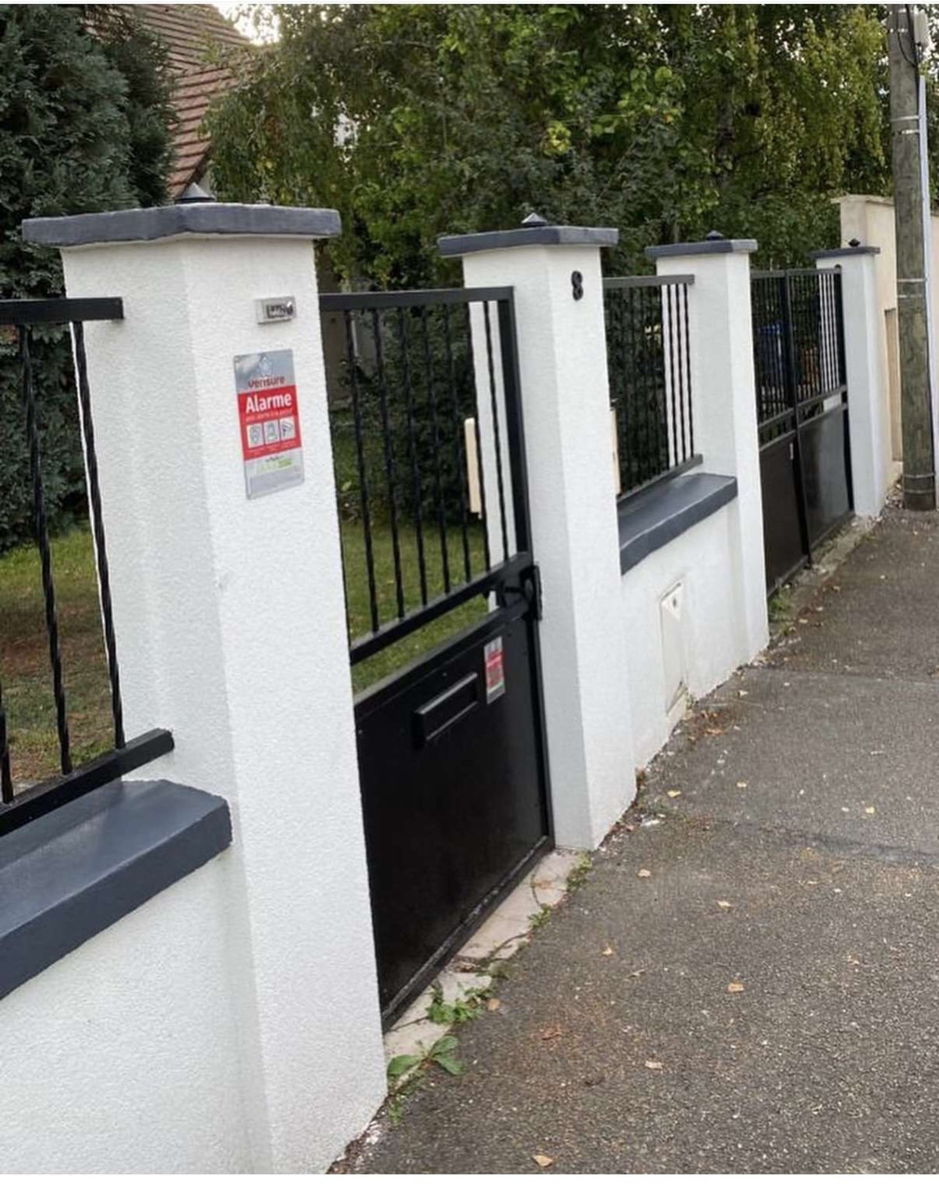 gray computer monitor