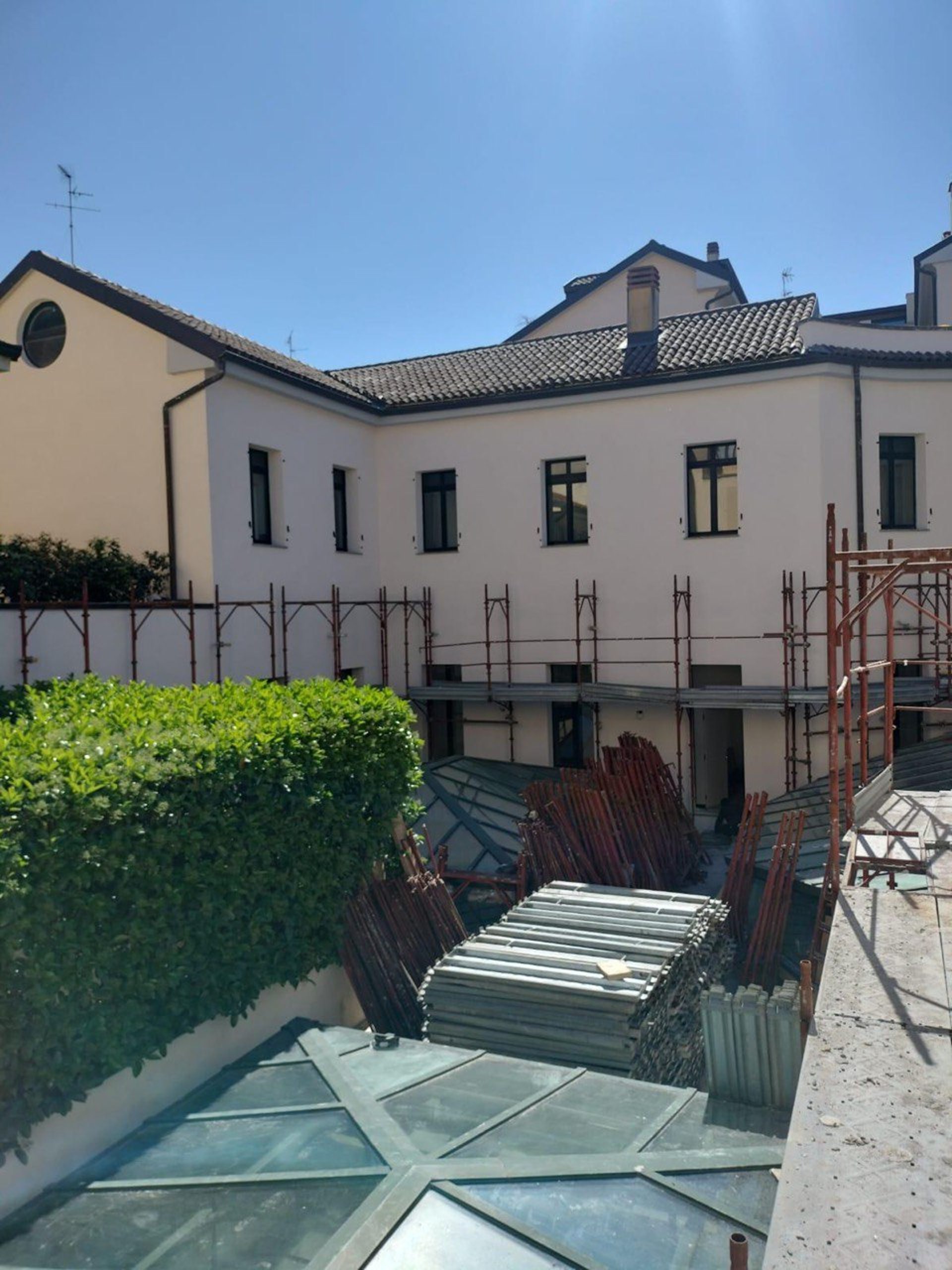 gray computer monitor