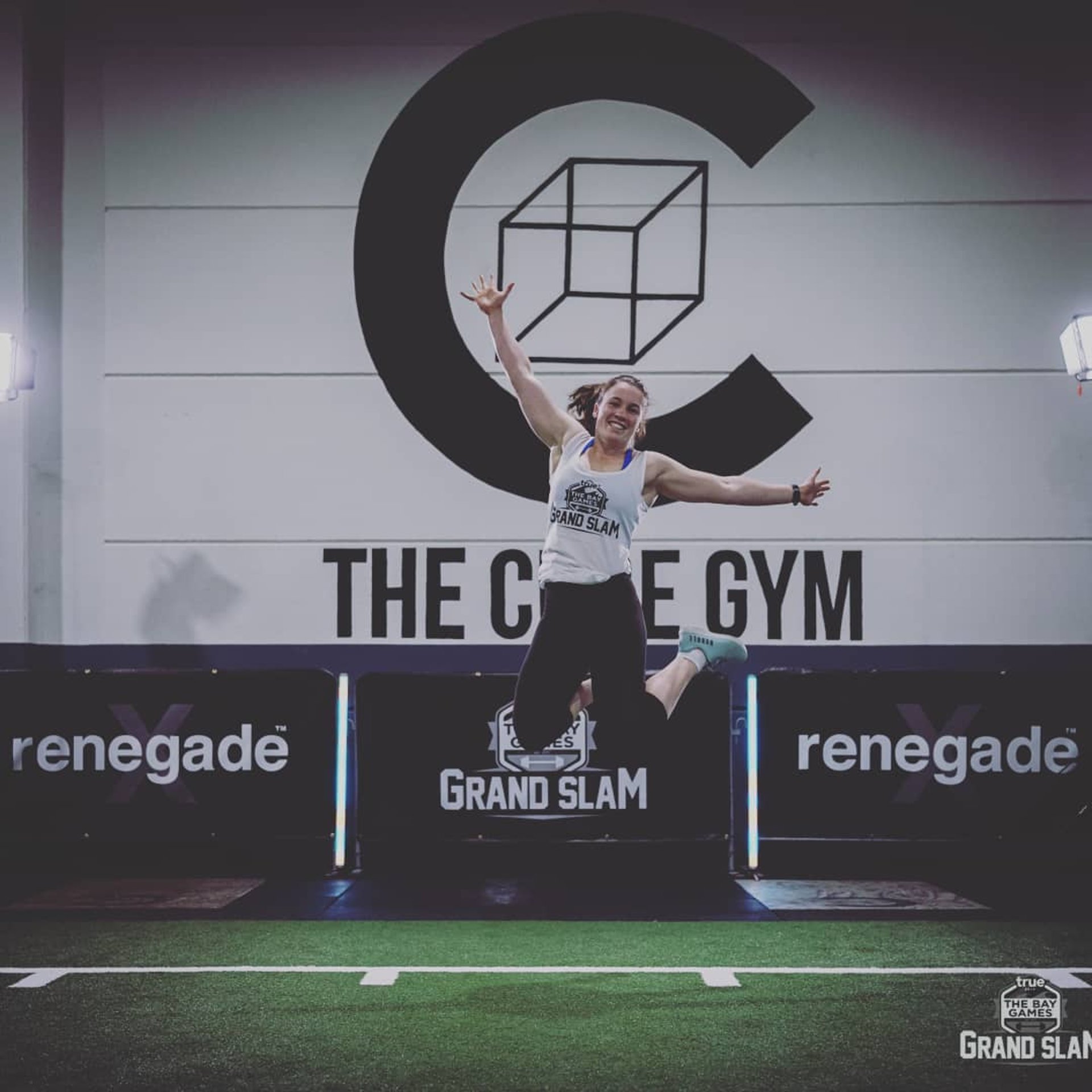 gray computer monitor