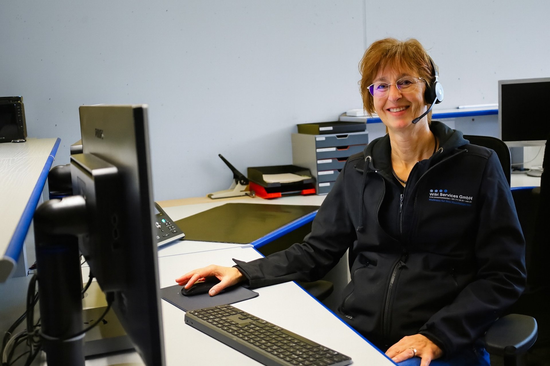 gray computer monitor