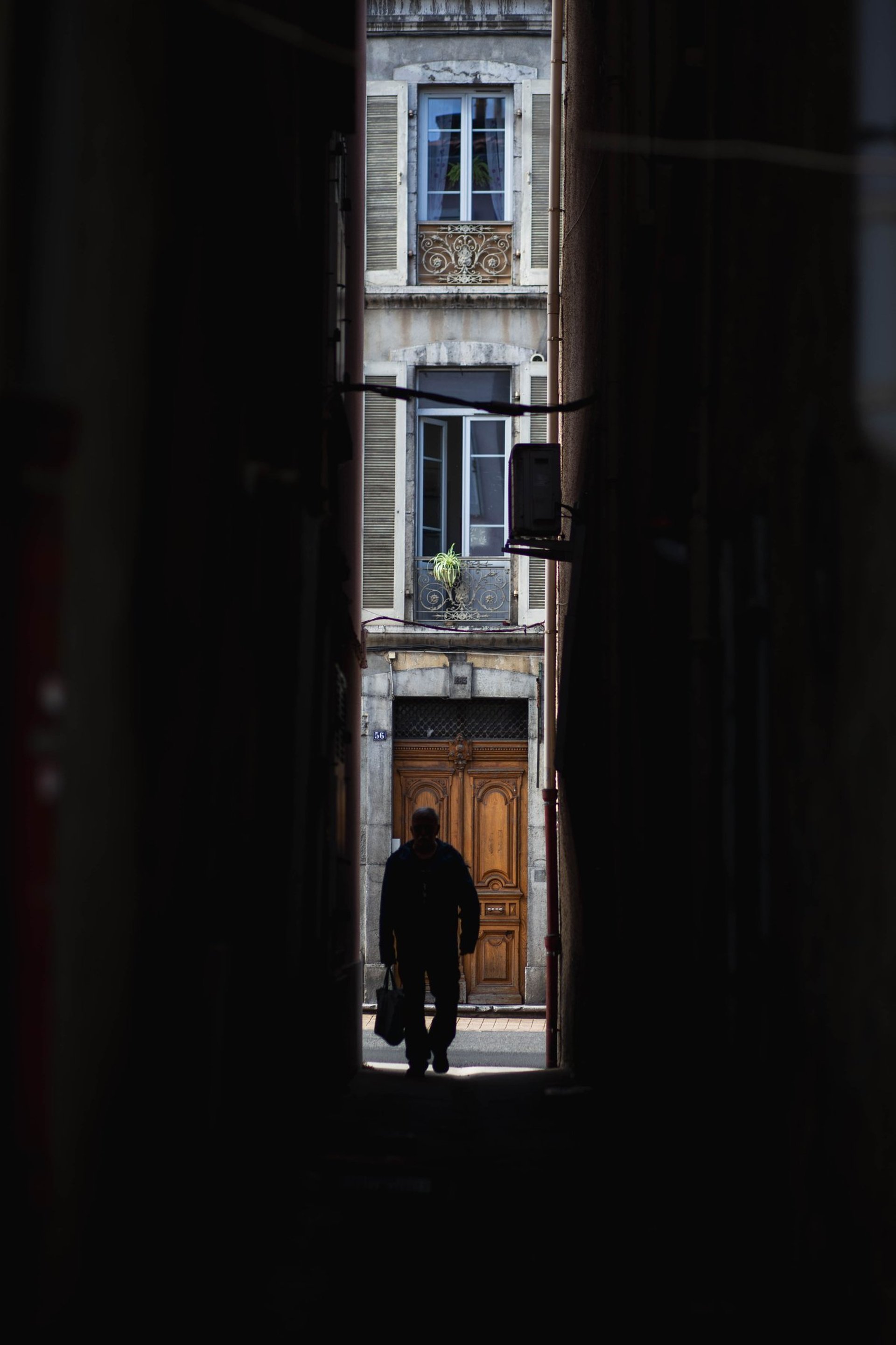 gray computer monitor