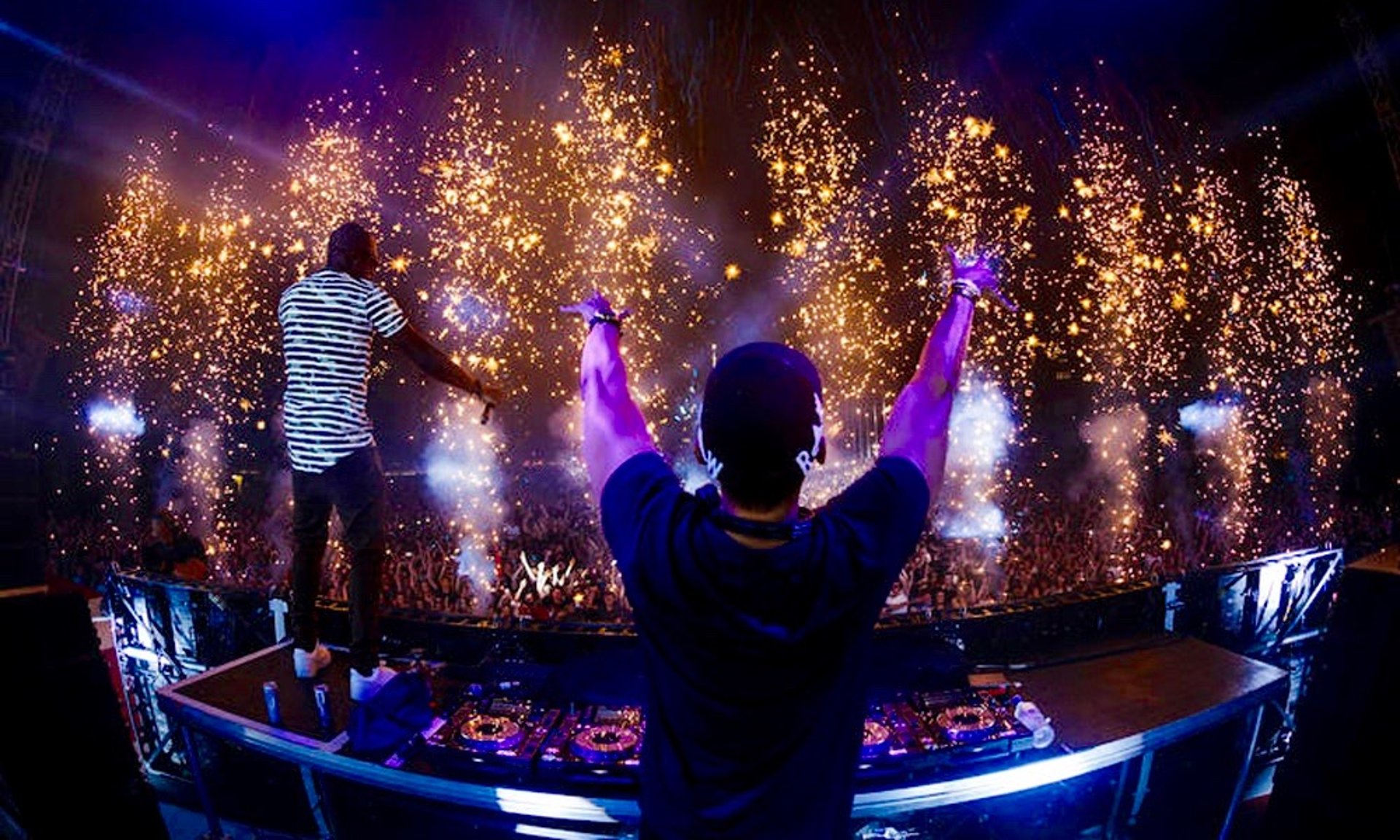 gray computer monitor