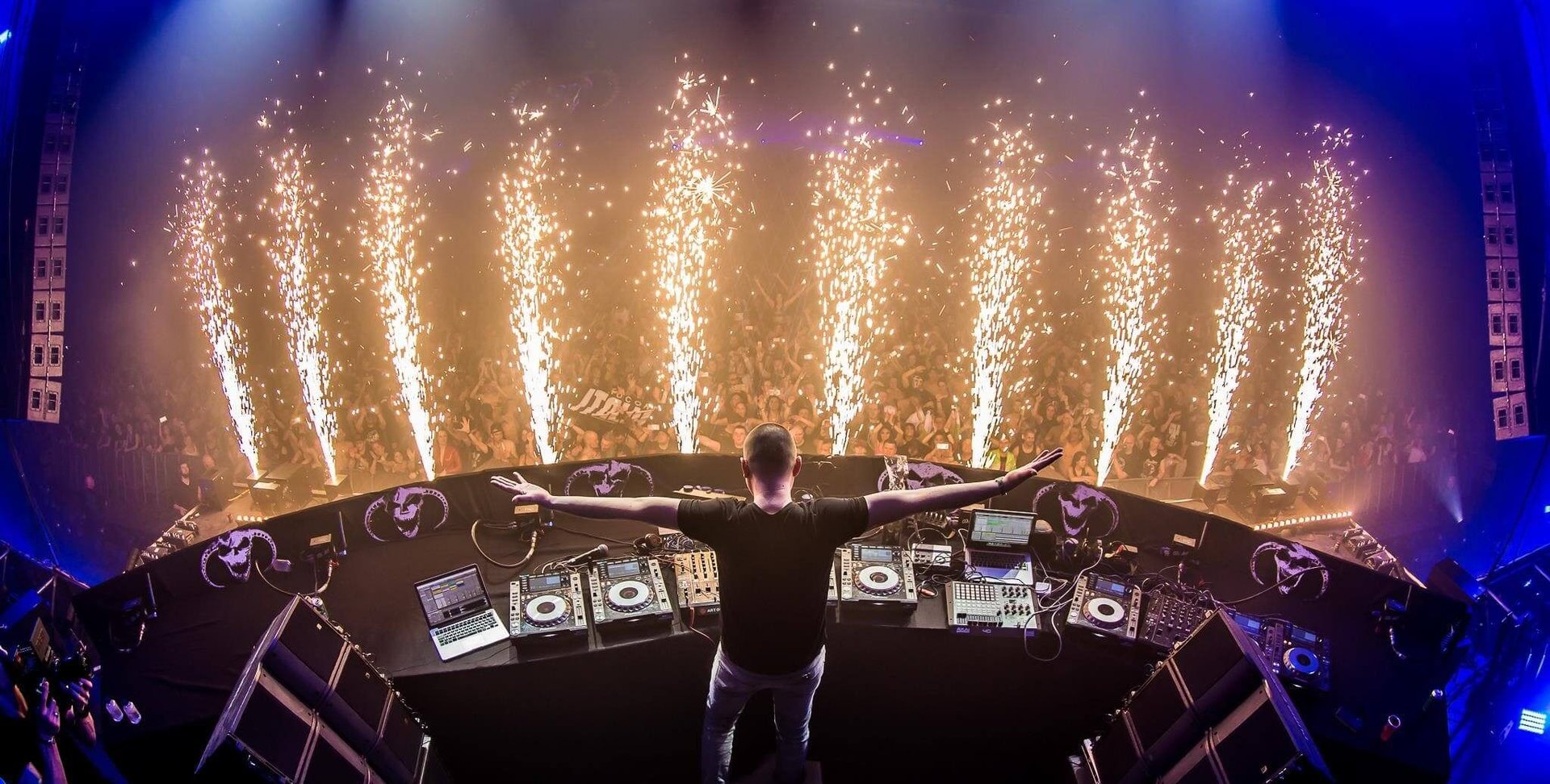 black and white bed linen