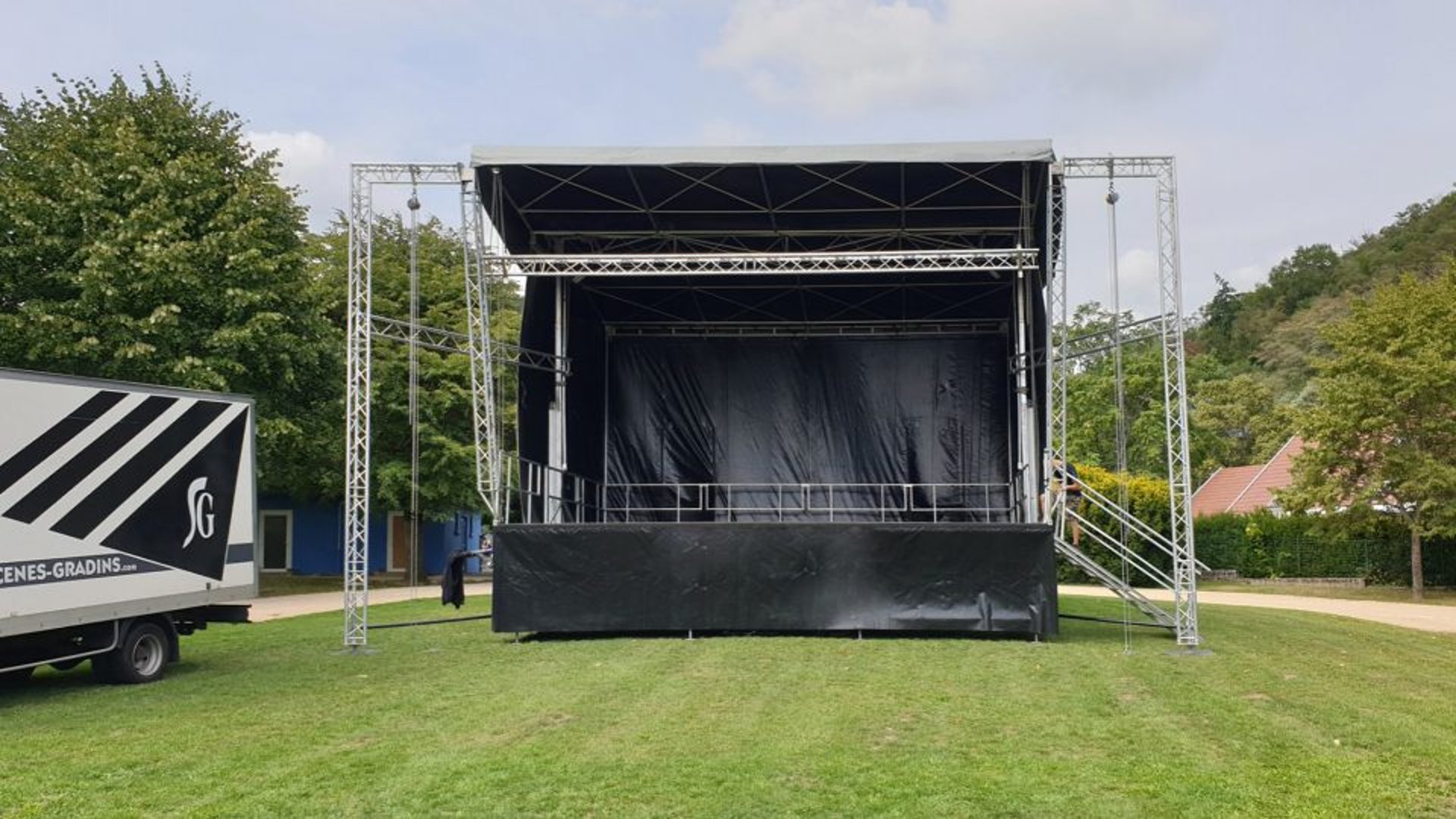 gray computer monitor