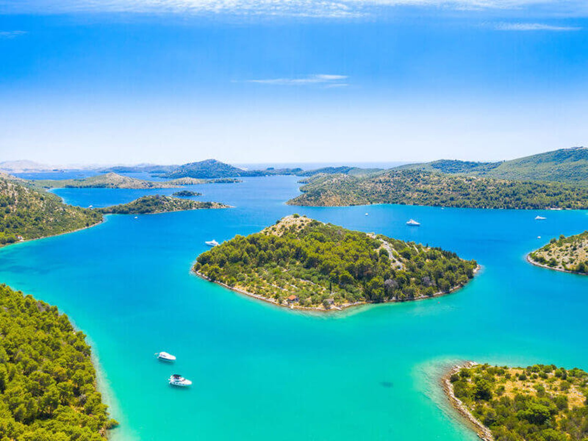 black and white bed linen