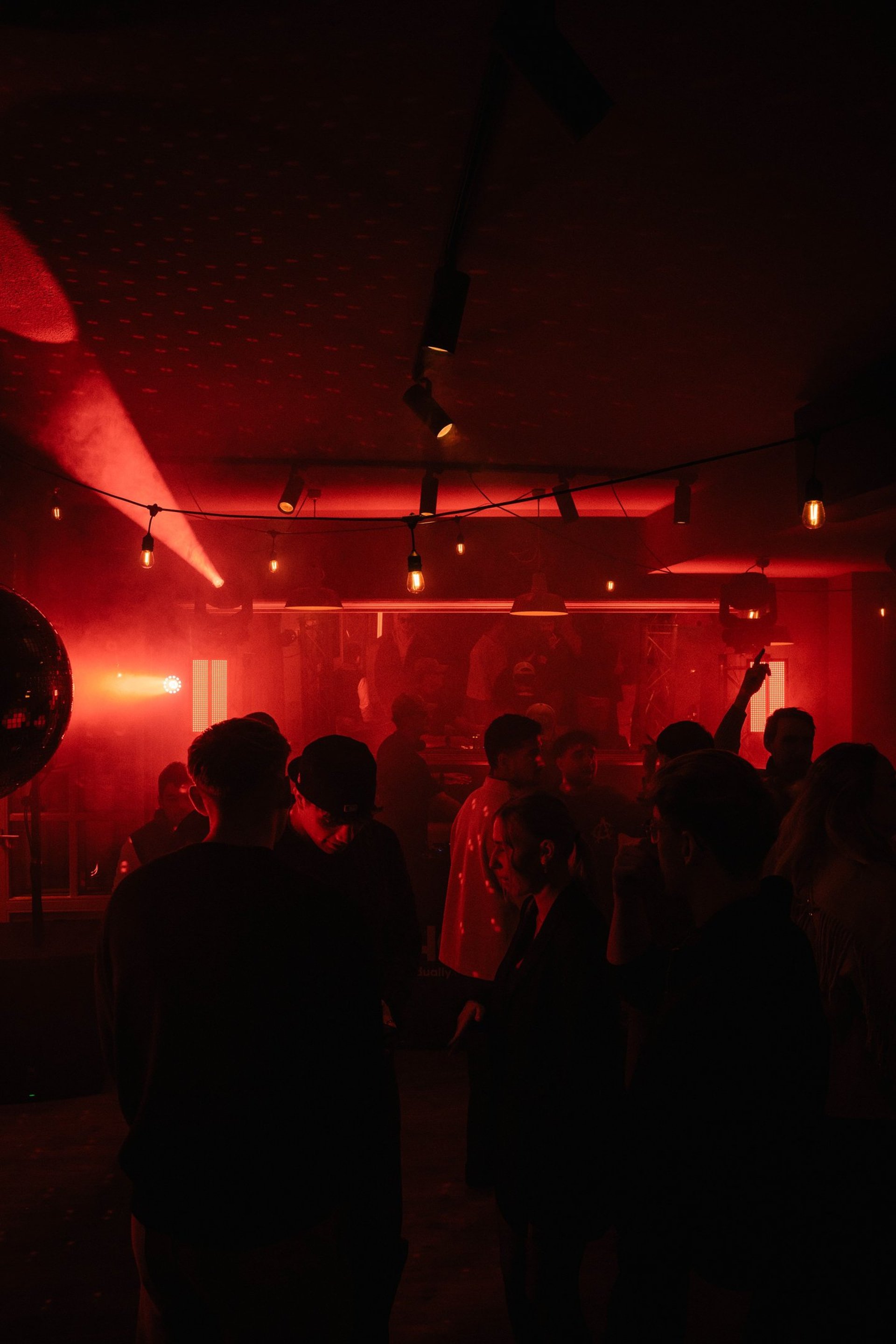 gray computer monitor