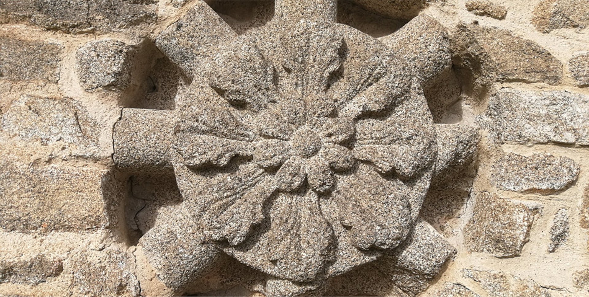 Ancienne clé de voute insérée dans un mur de l'église