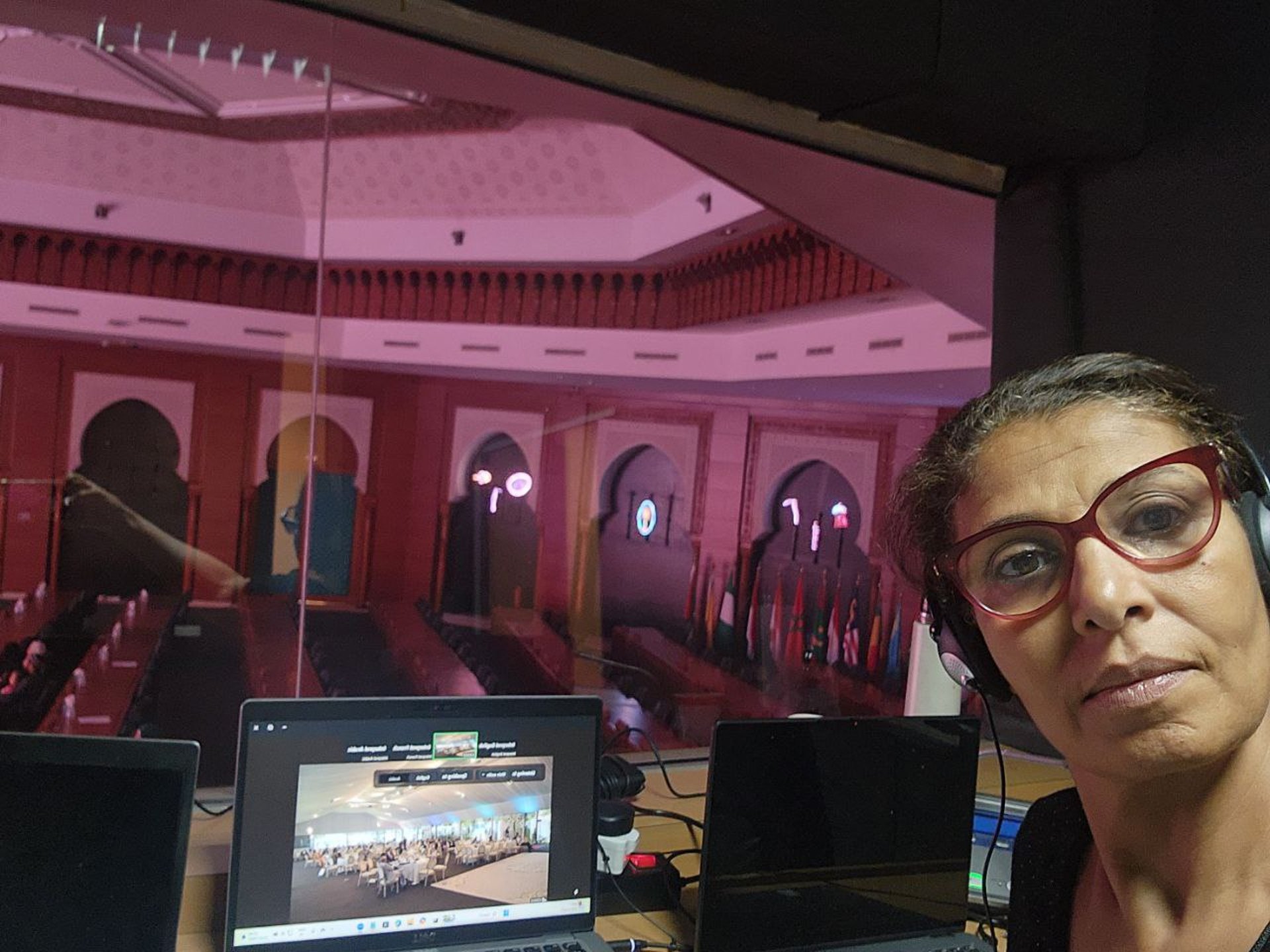 gray computer monitor