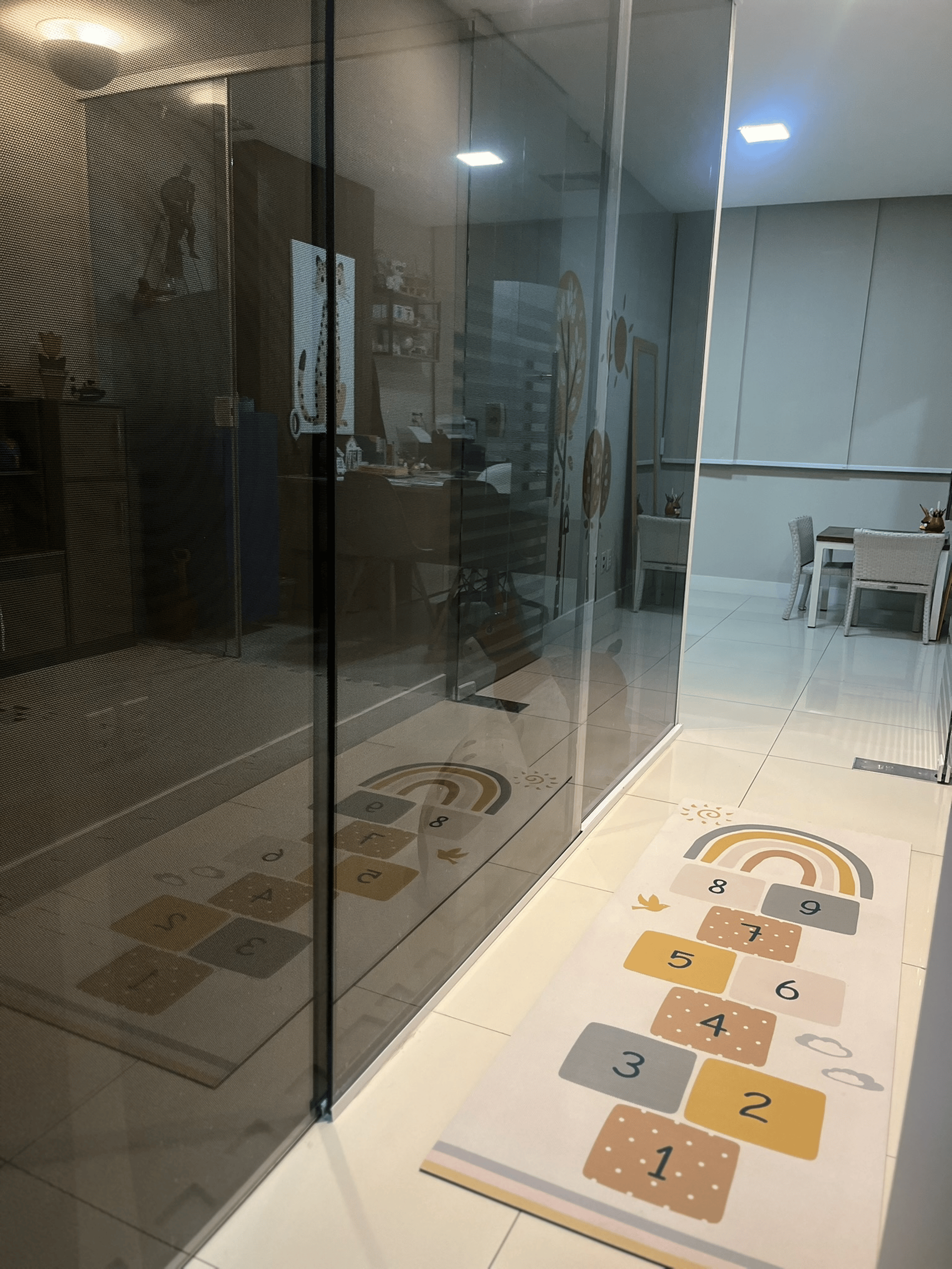 gray computer monitor