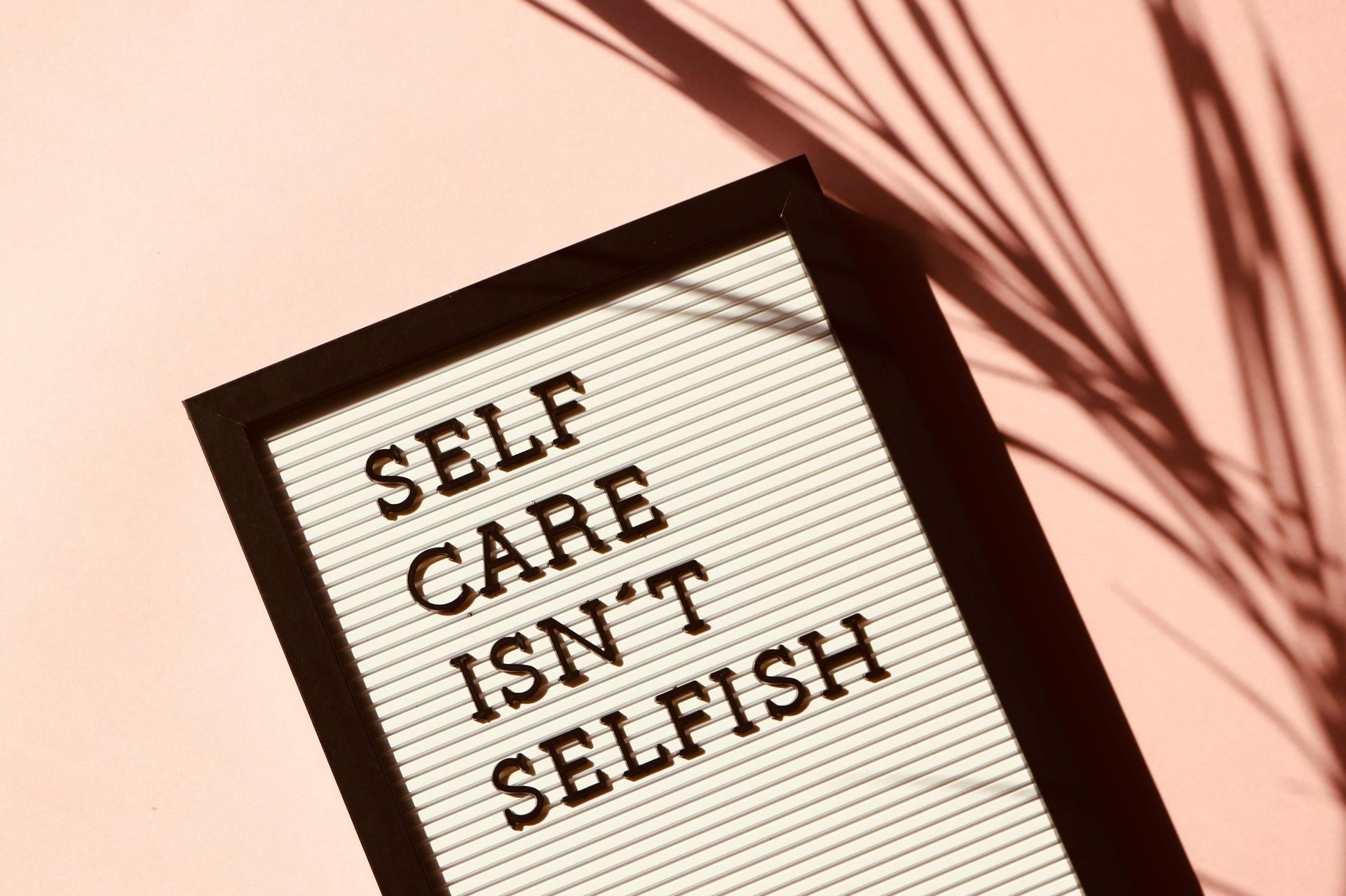 fotolijst met daarin de tekst ''self care isn't selfish''