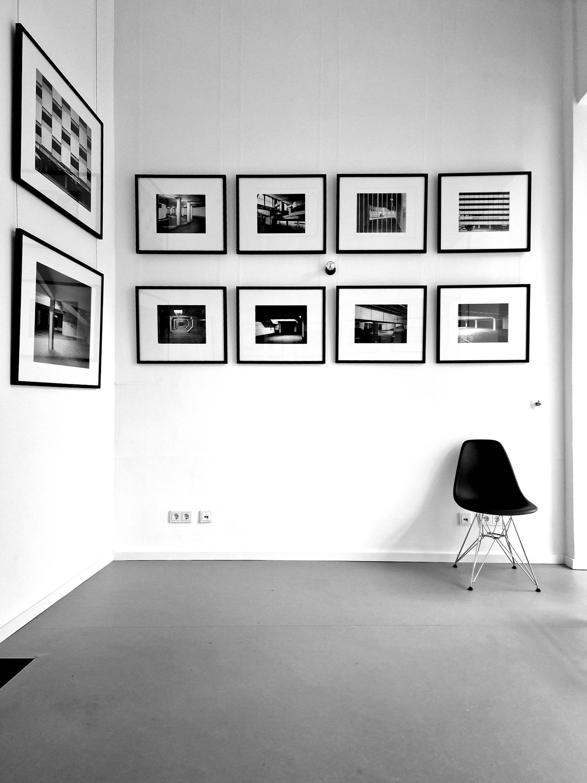 gray computer monitor