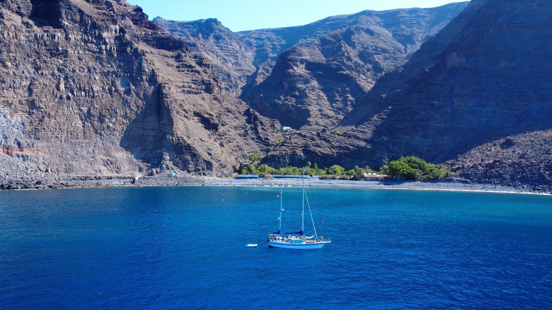 black and white bed linen