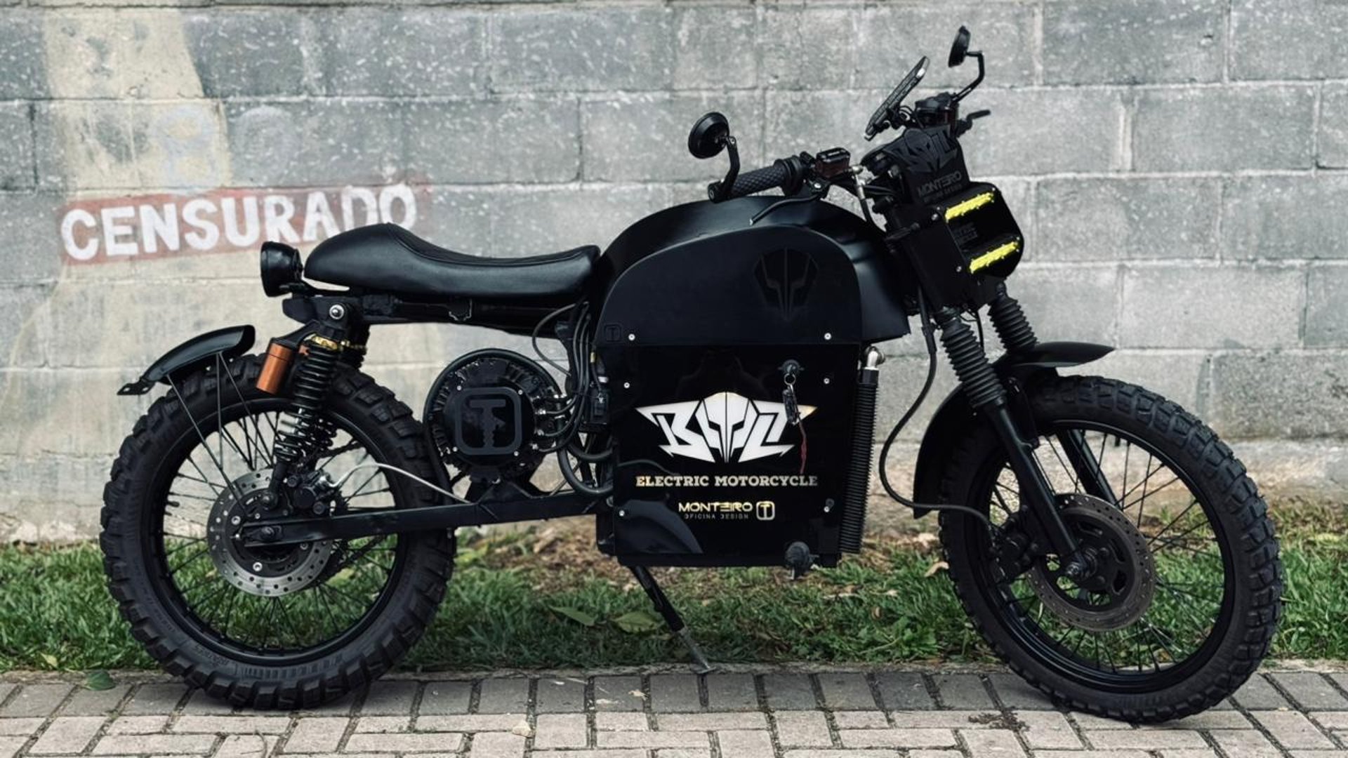 gray computer monitor