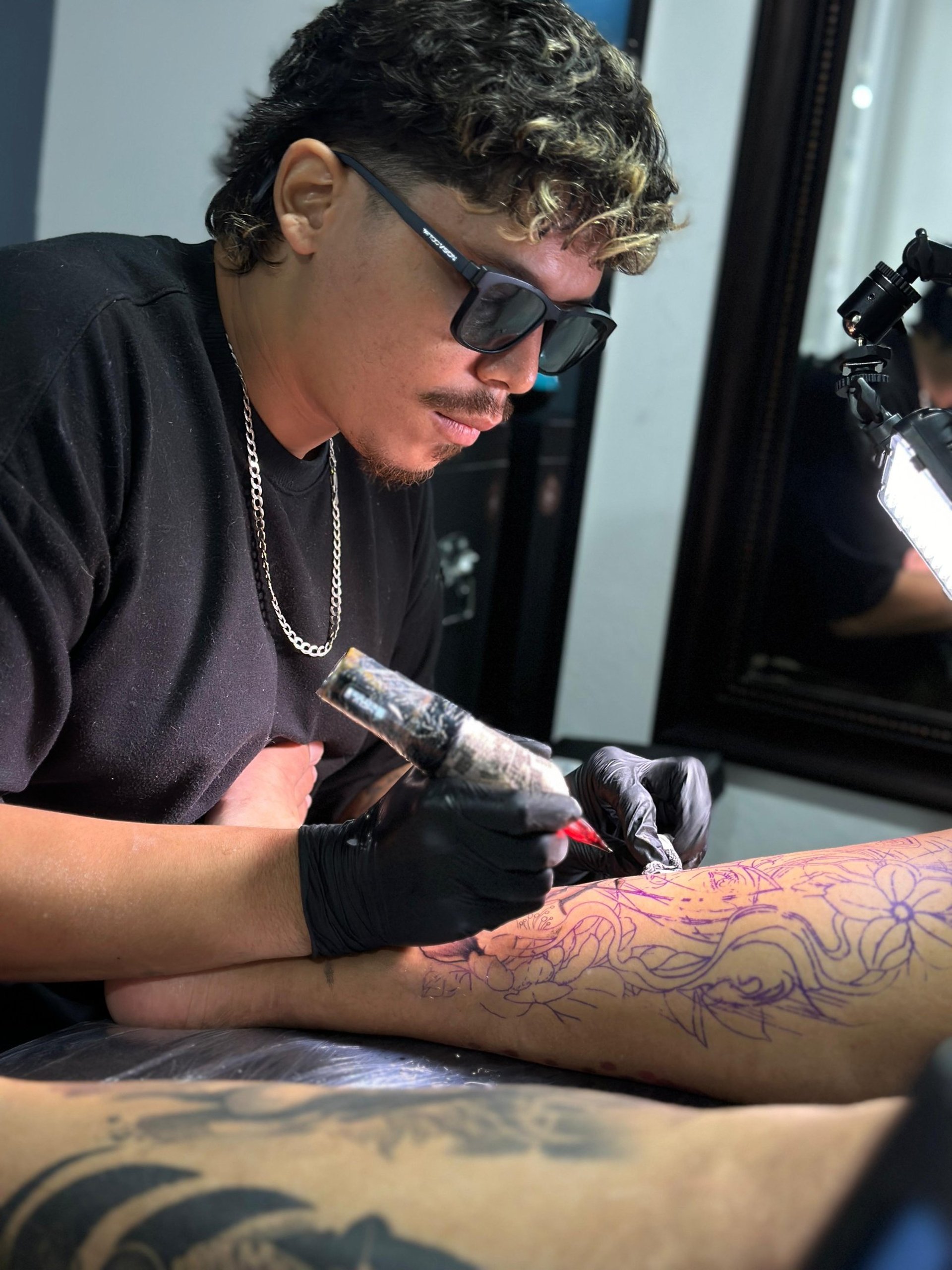 gray computer monitor