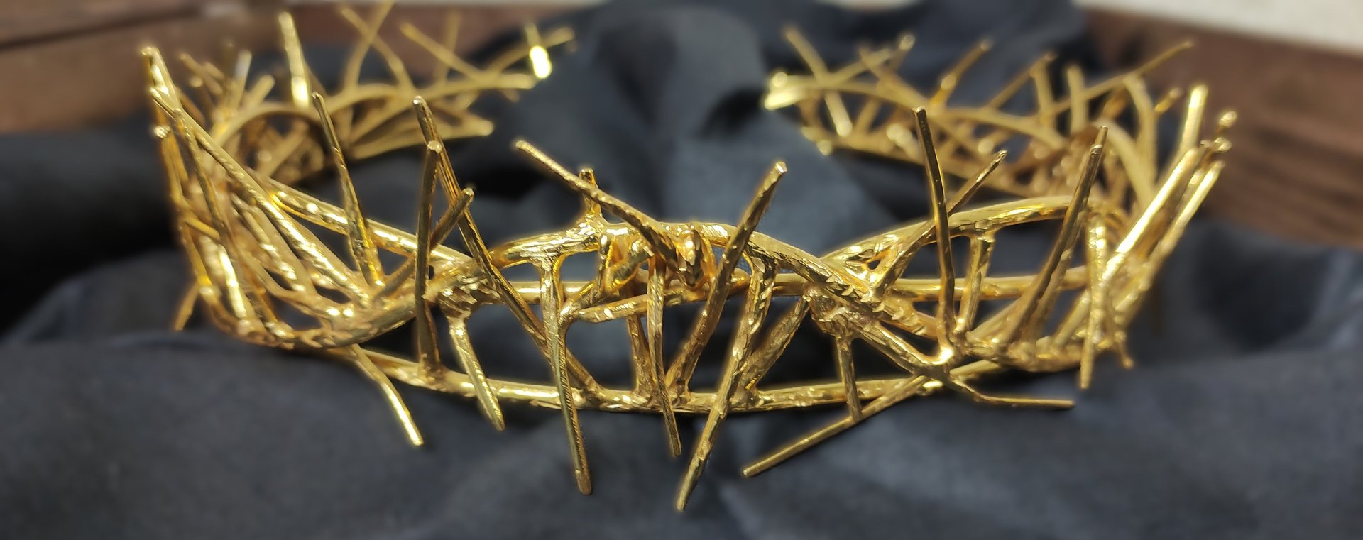 corona cristo en plata bañada oro