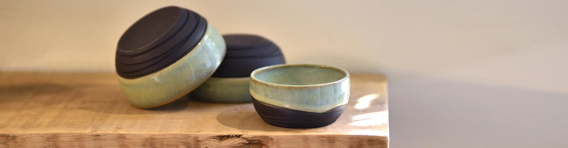 Set handgemaakte schaaltjes keramiek zwart met glazuur