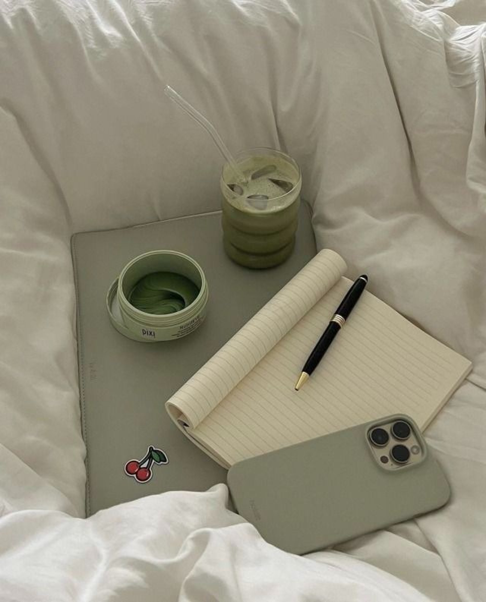 black and white bed linen