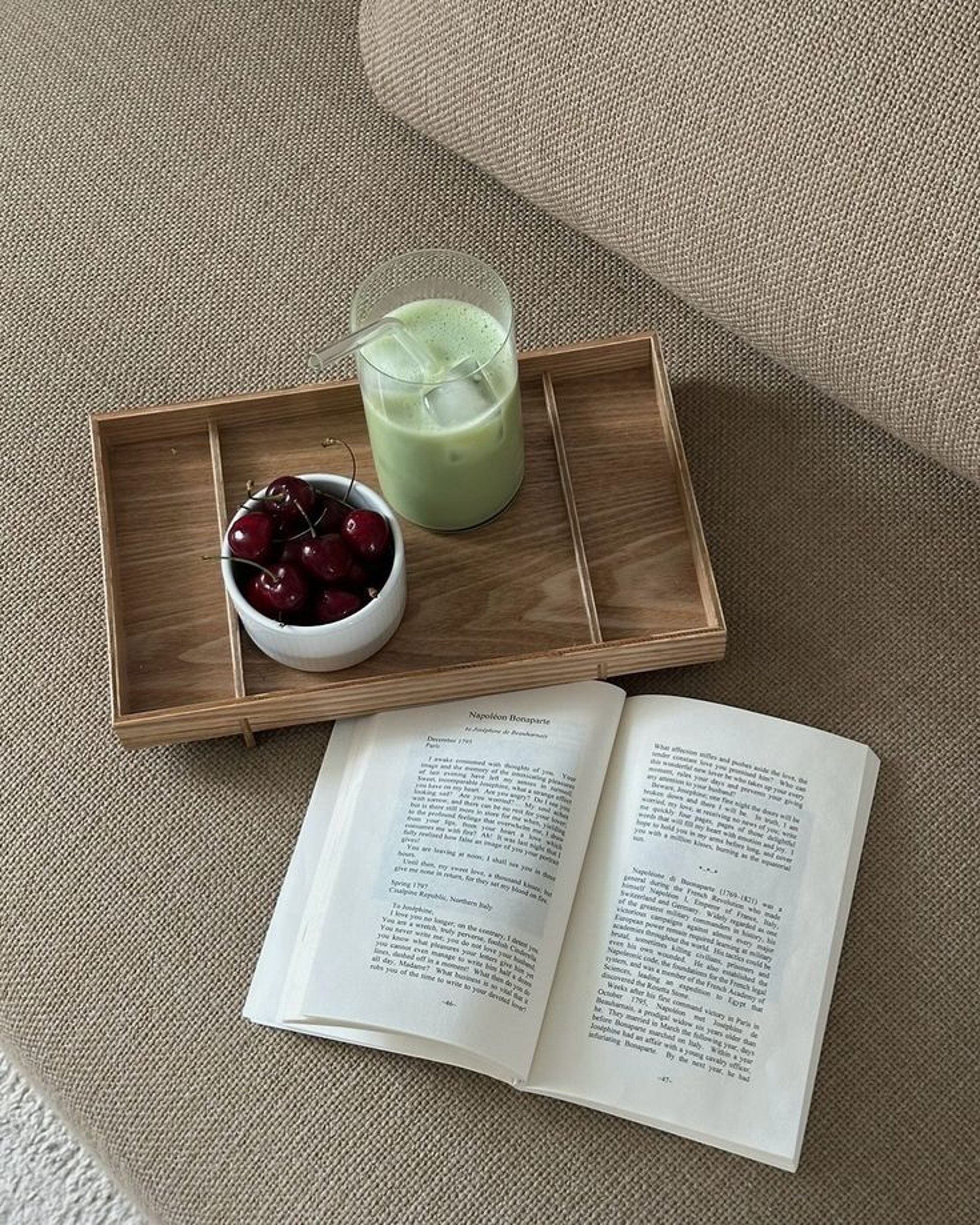 gray computer monitor